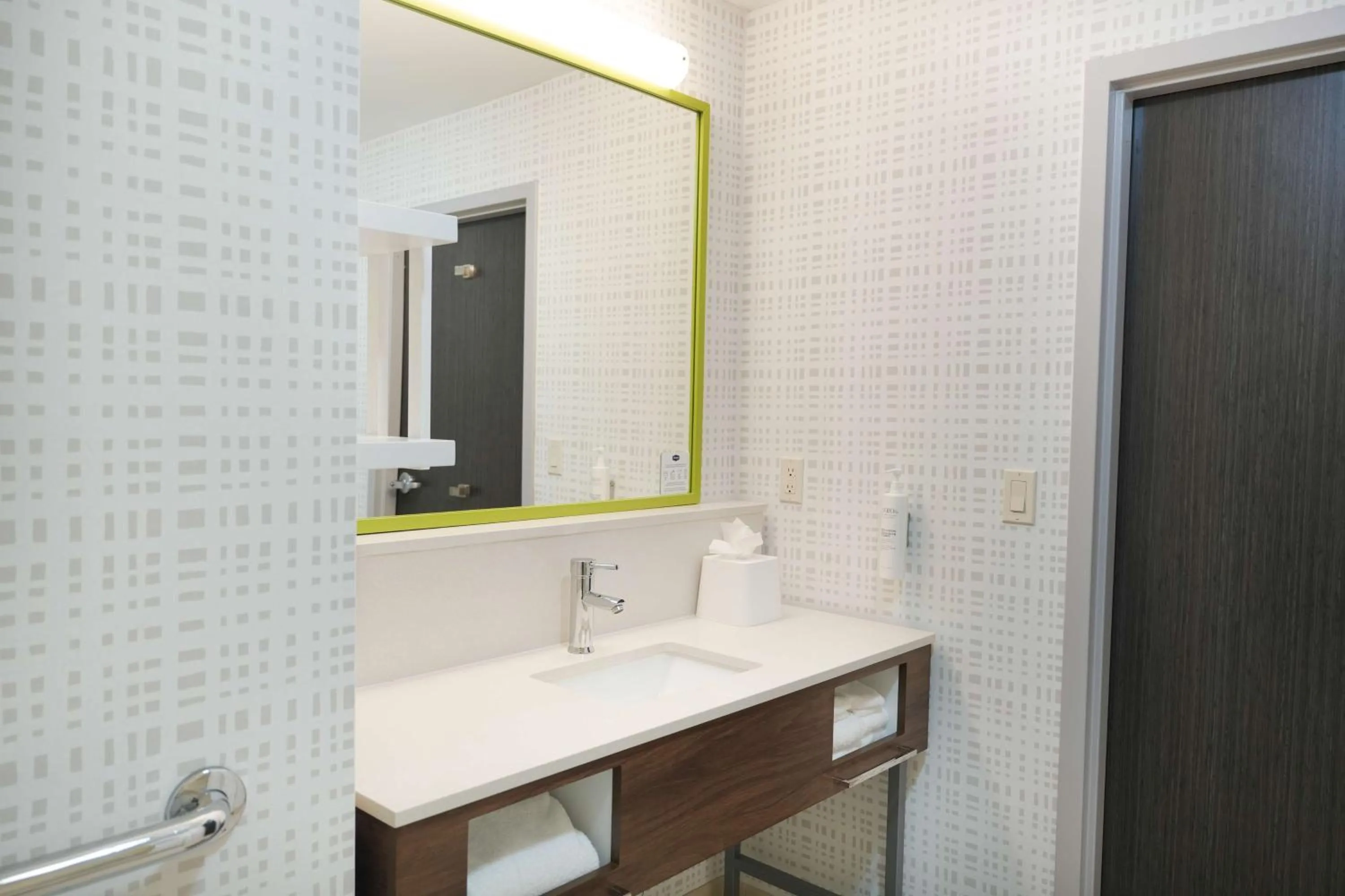 Bathroom in Hampton Inn and Suites Tulsa Central
