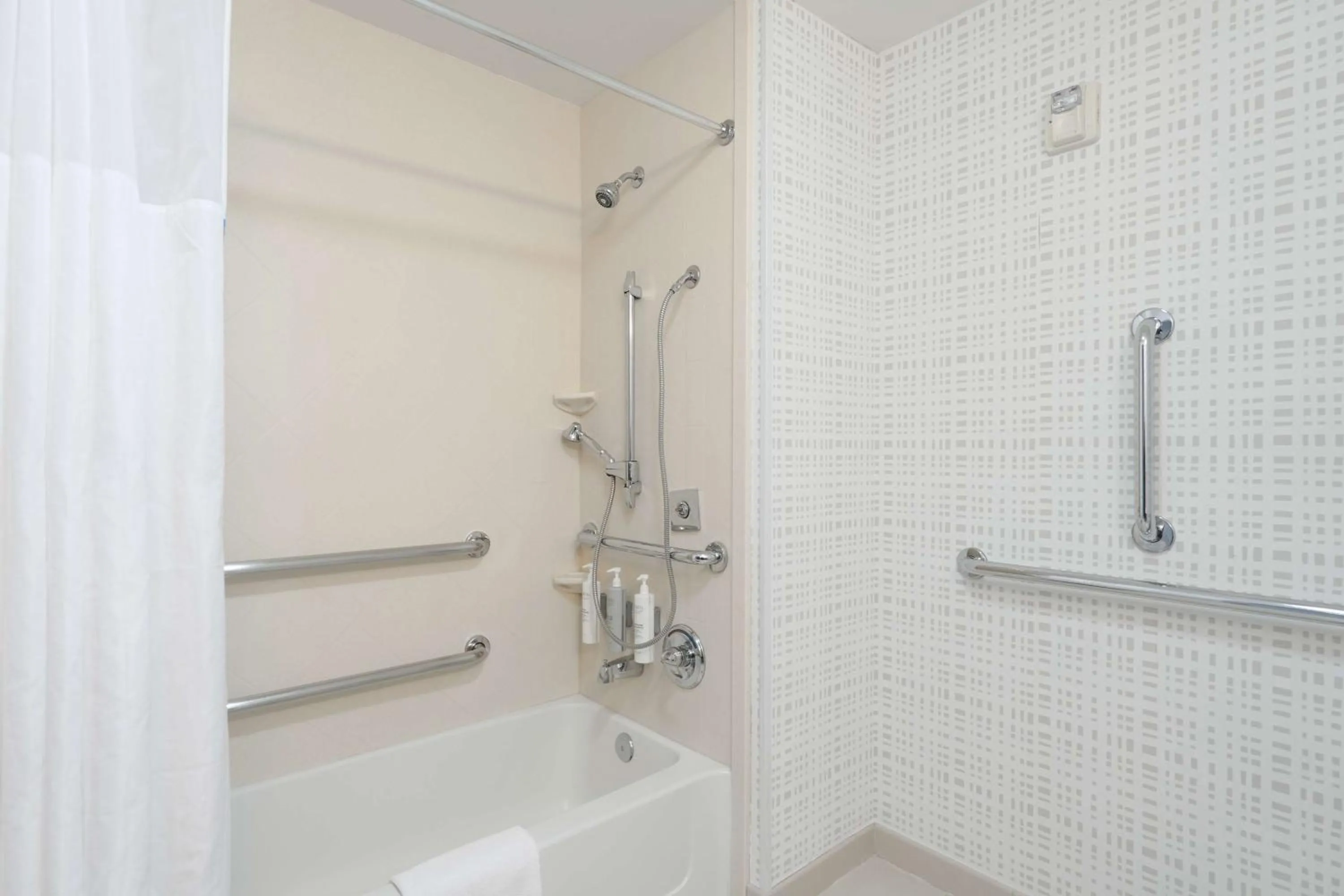 Bathroom in Hampton Inn and Suites Tulsa Central