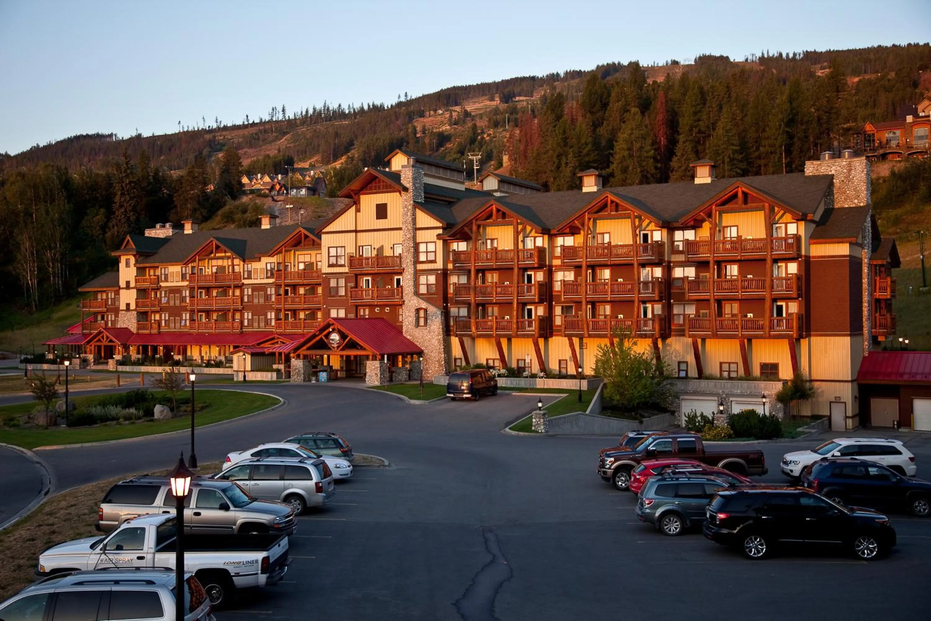 Facade/entrance in Trickle Creek Lodge