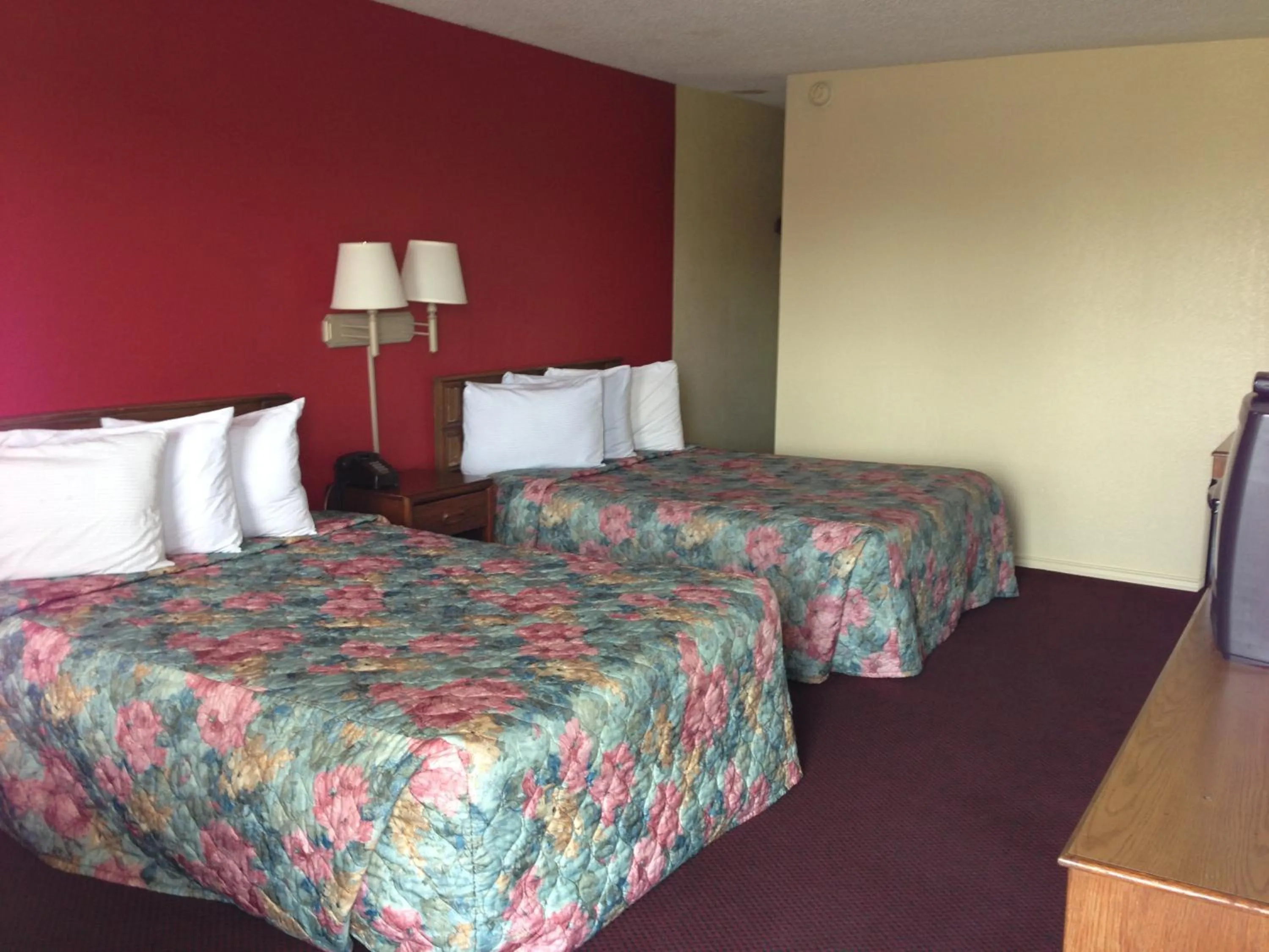 Bed in Super 7 Inn-Siloam Springs