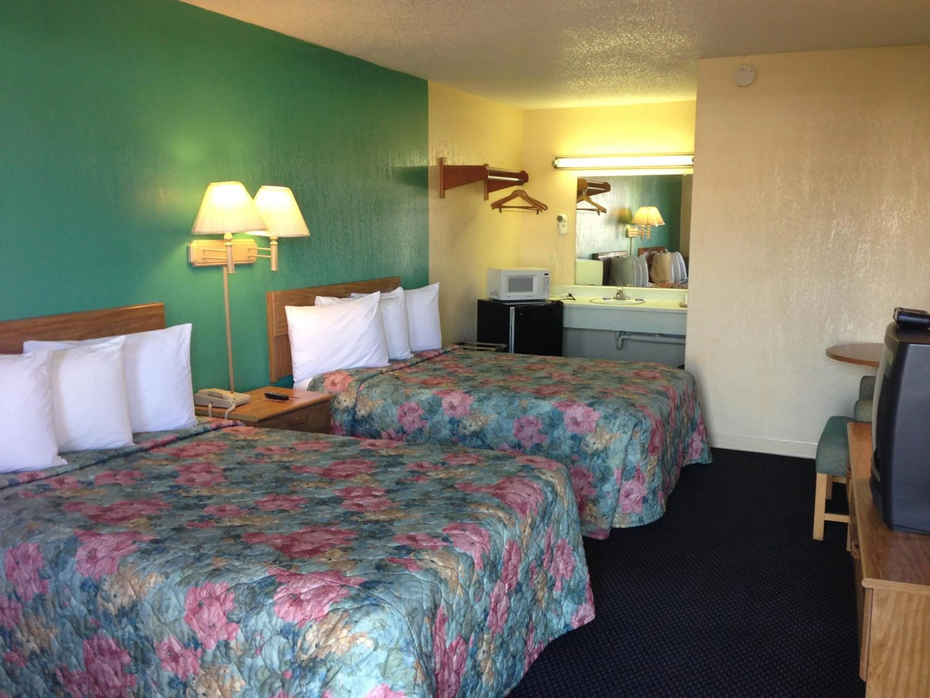 Bed in Super 7 Inn-Siloam Springs