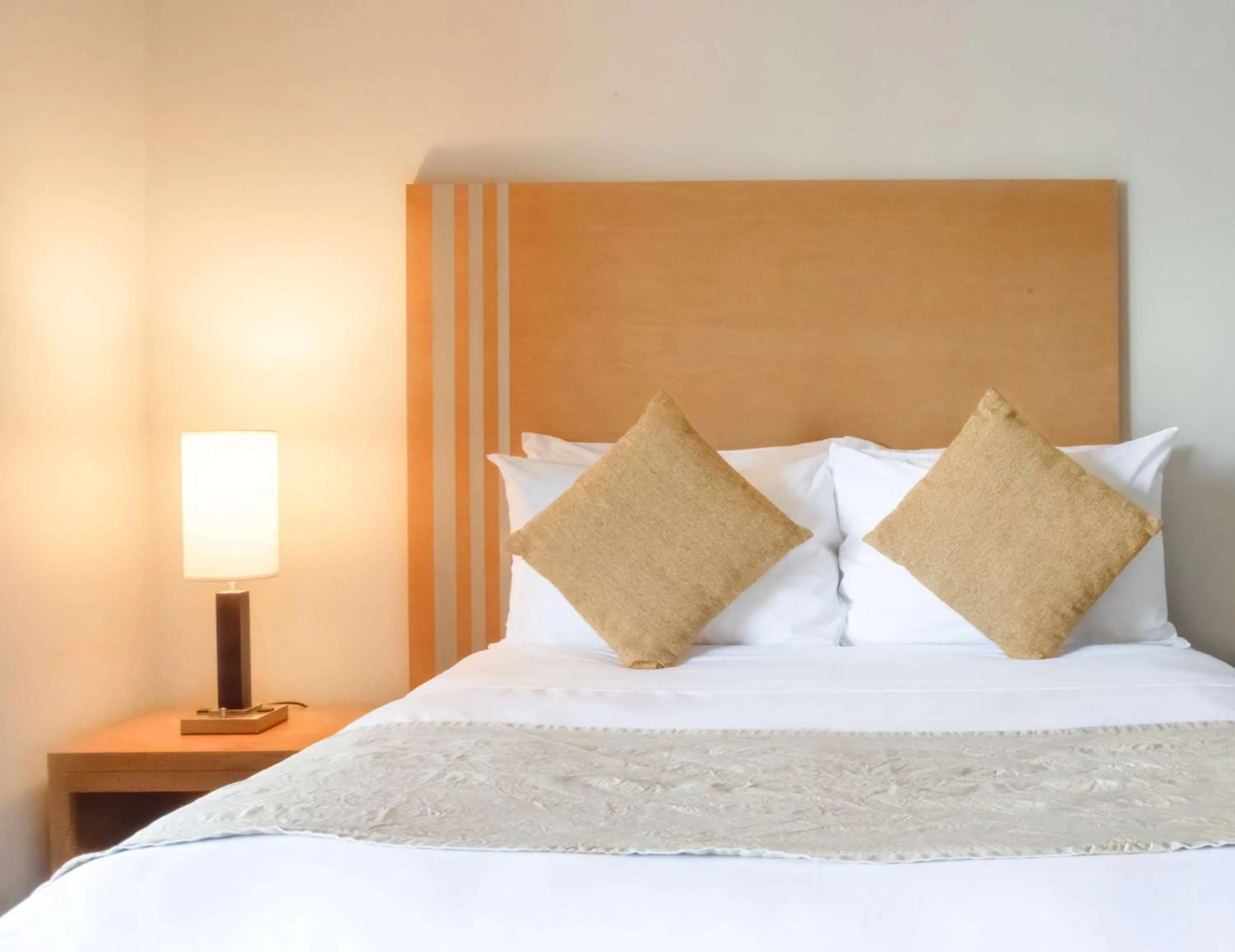 Bedroom, Bed in Coast Osoyoos Beach Hotel