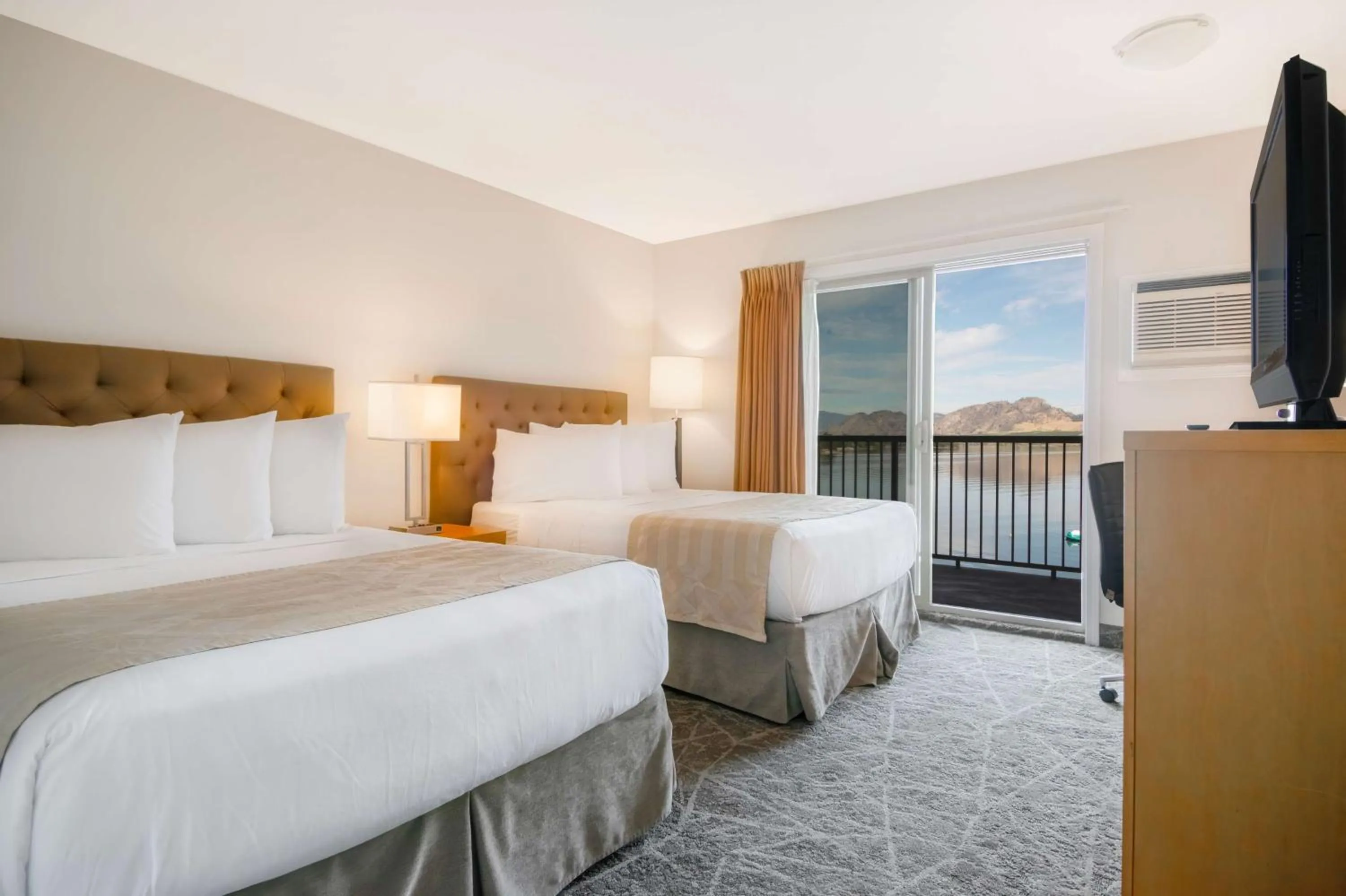 Bedroom, Bed in Coast Osoyoos Beach Hotel