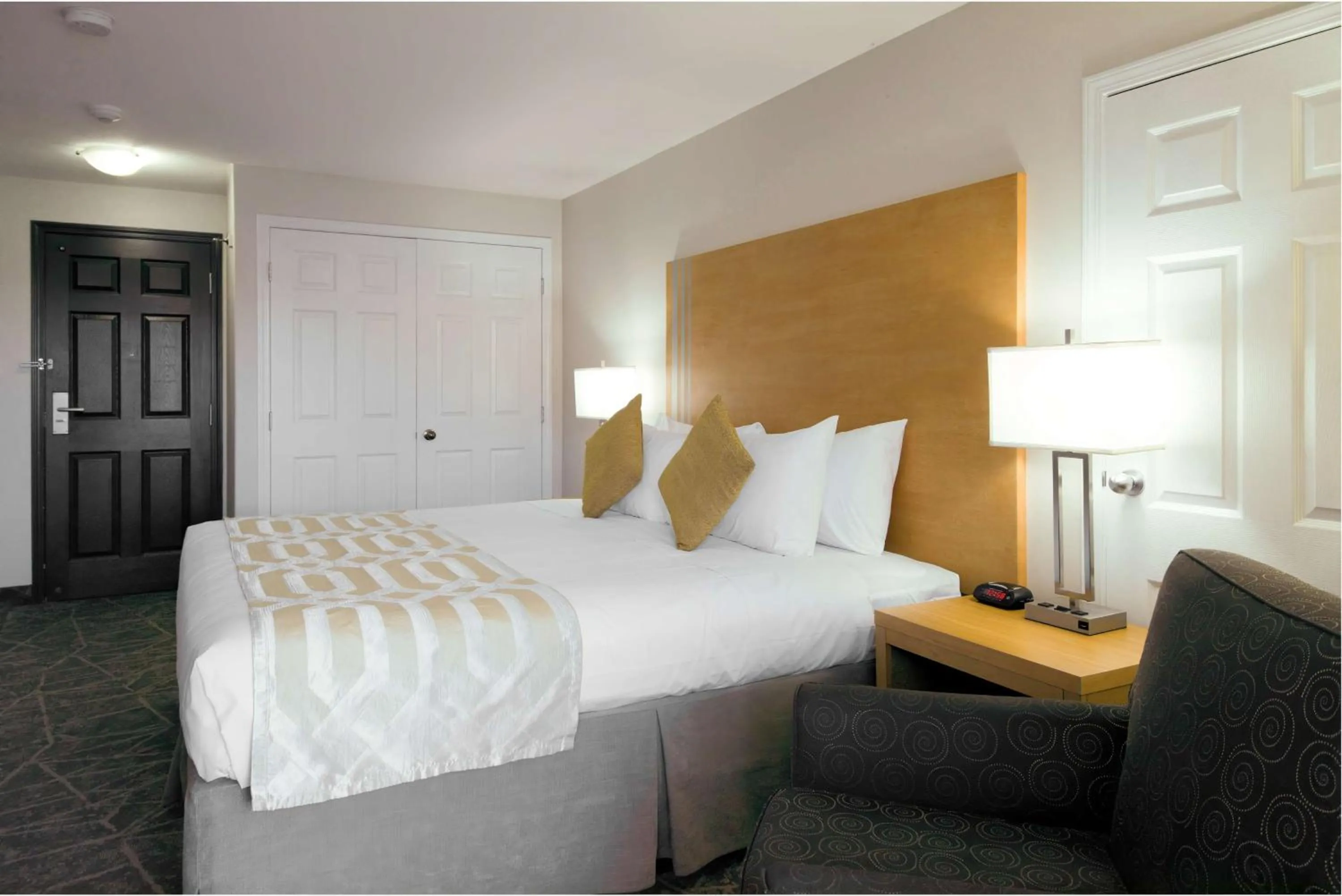 Bedroom, Bed in Coast Osoyoos Beach Hotel