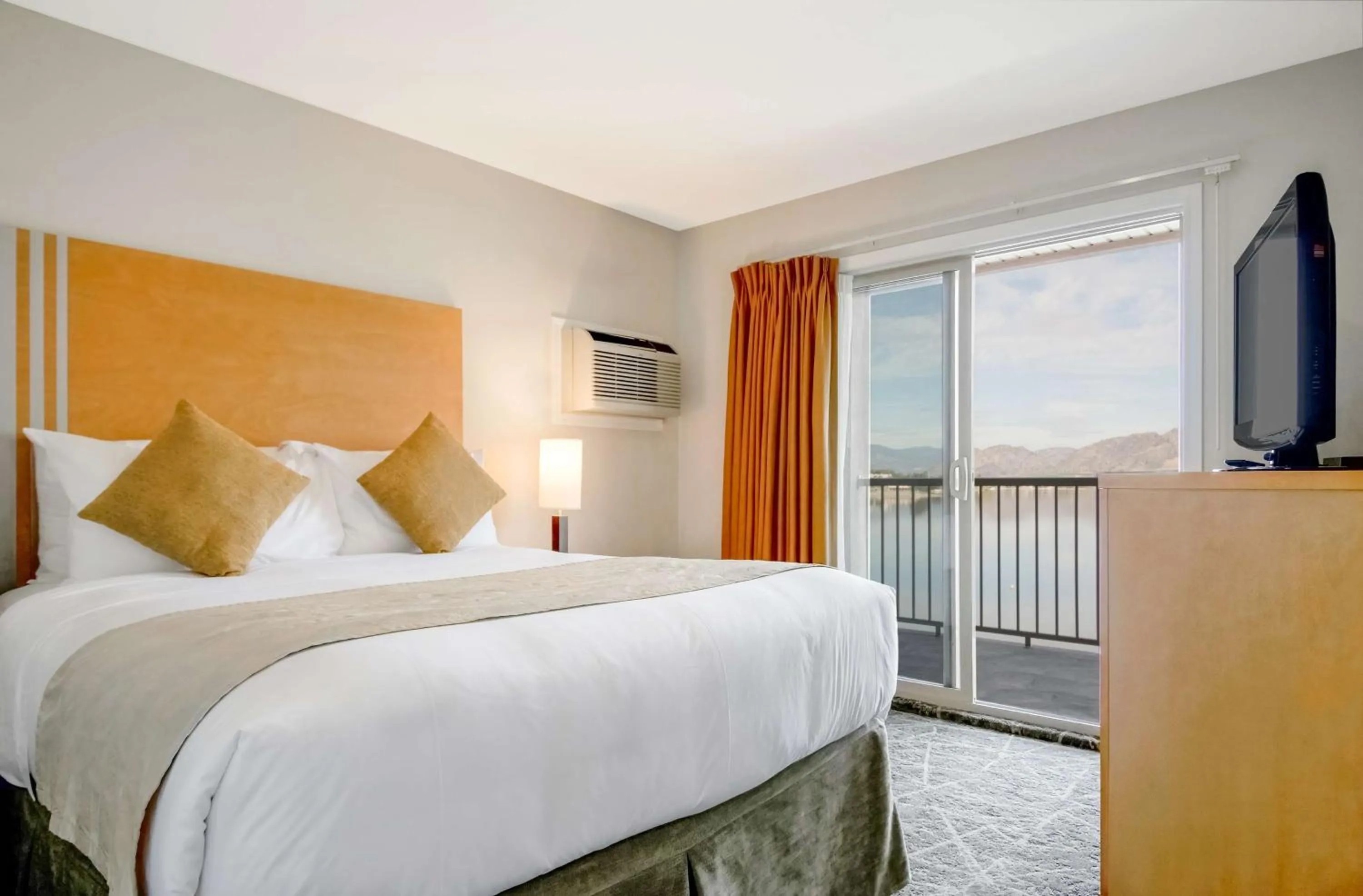 Photo of the whole room, Bed in Coast Osoyoos Beach Hotel