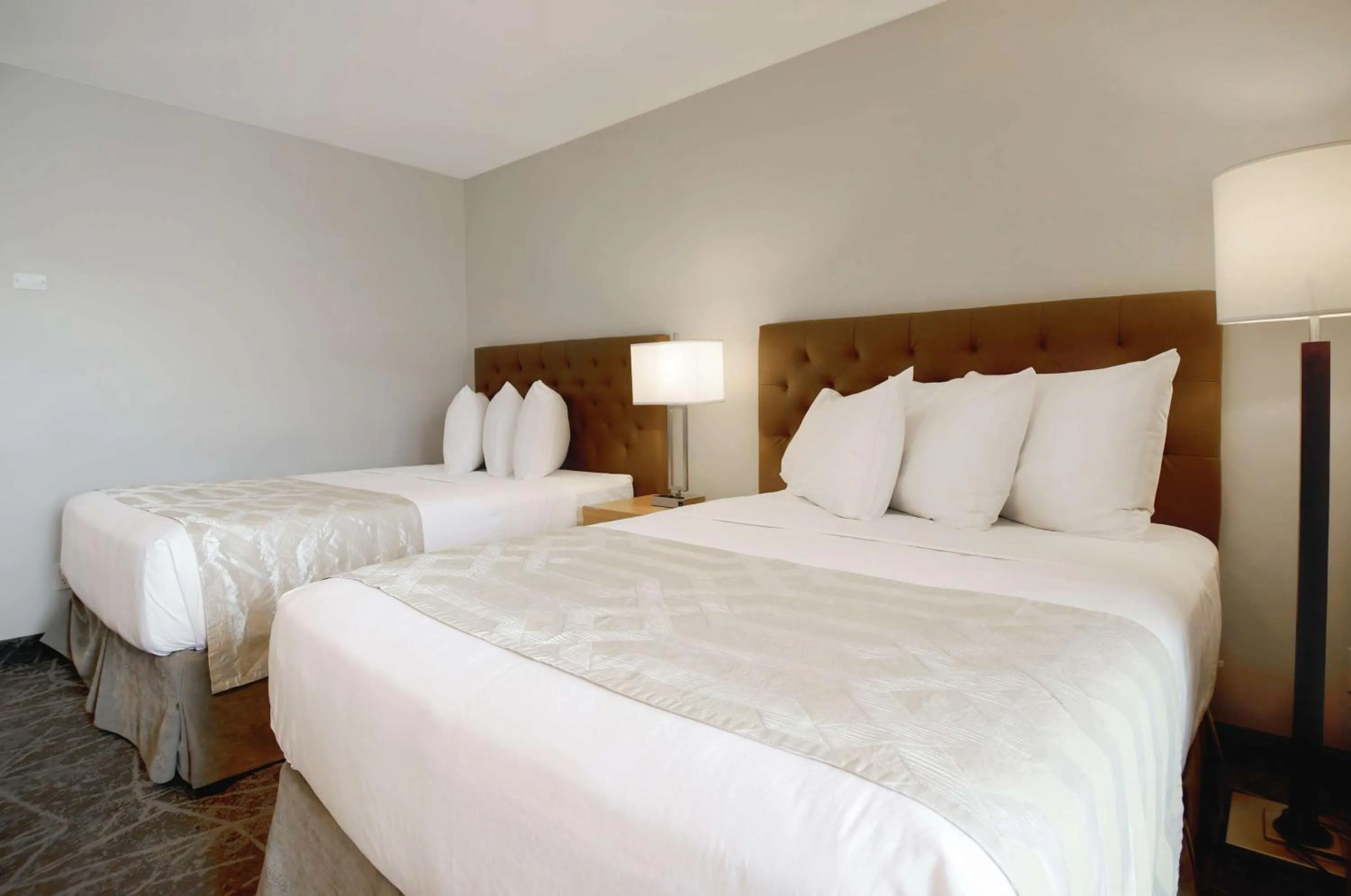 Bedroom, Bed in Coast Osoyoos Beach Hotel