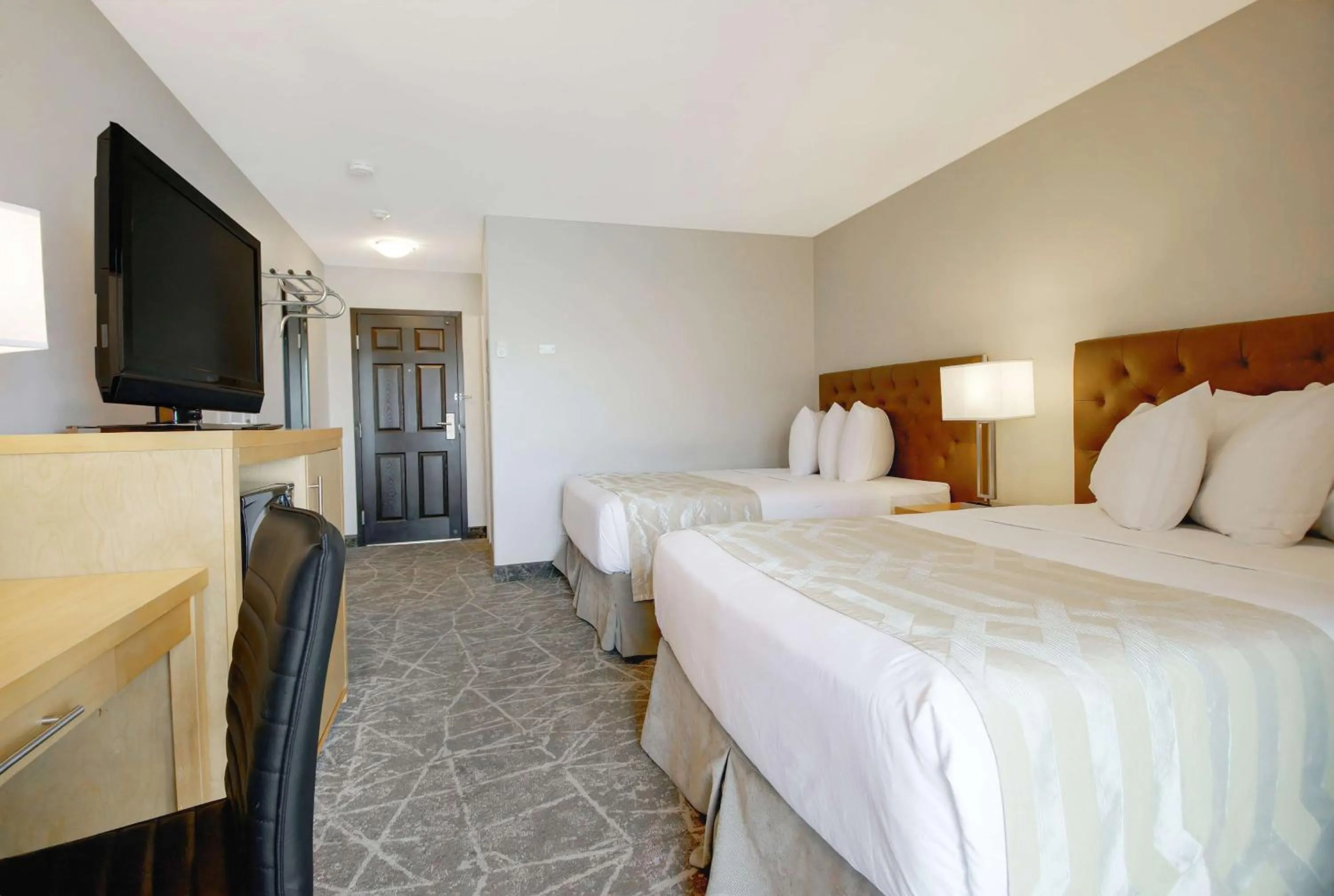 Bedroom, Bed in Coast Osoyoos Beach Hotel