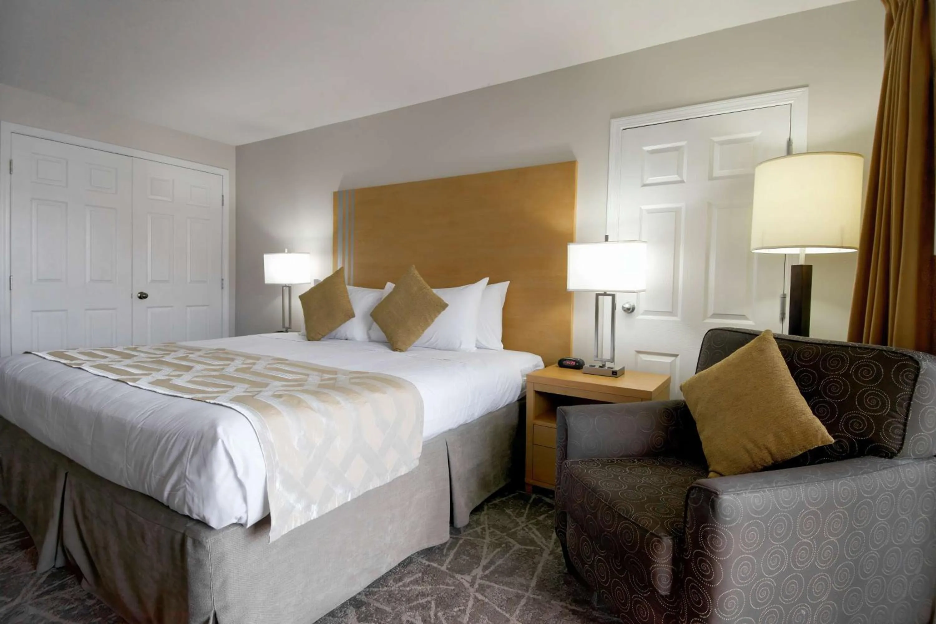 Bedroom, Bed in Coast Osoyoos Beach Hotel