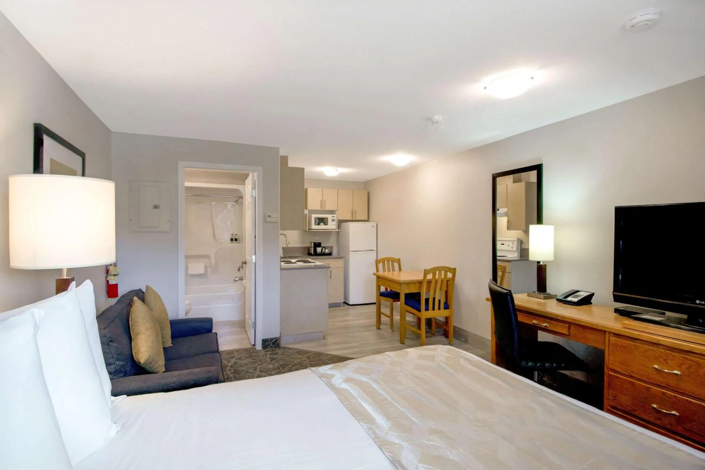 Bedroom, Bed in Coast Osoyoos Beach Hotel