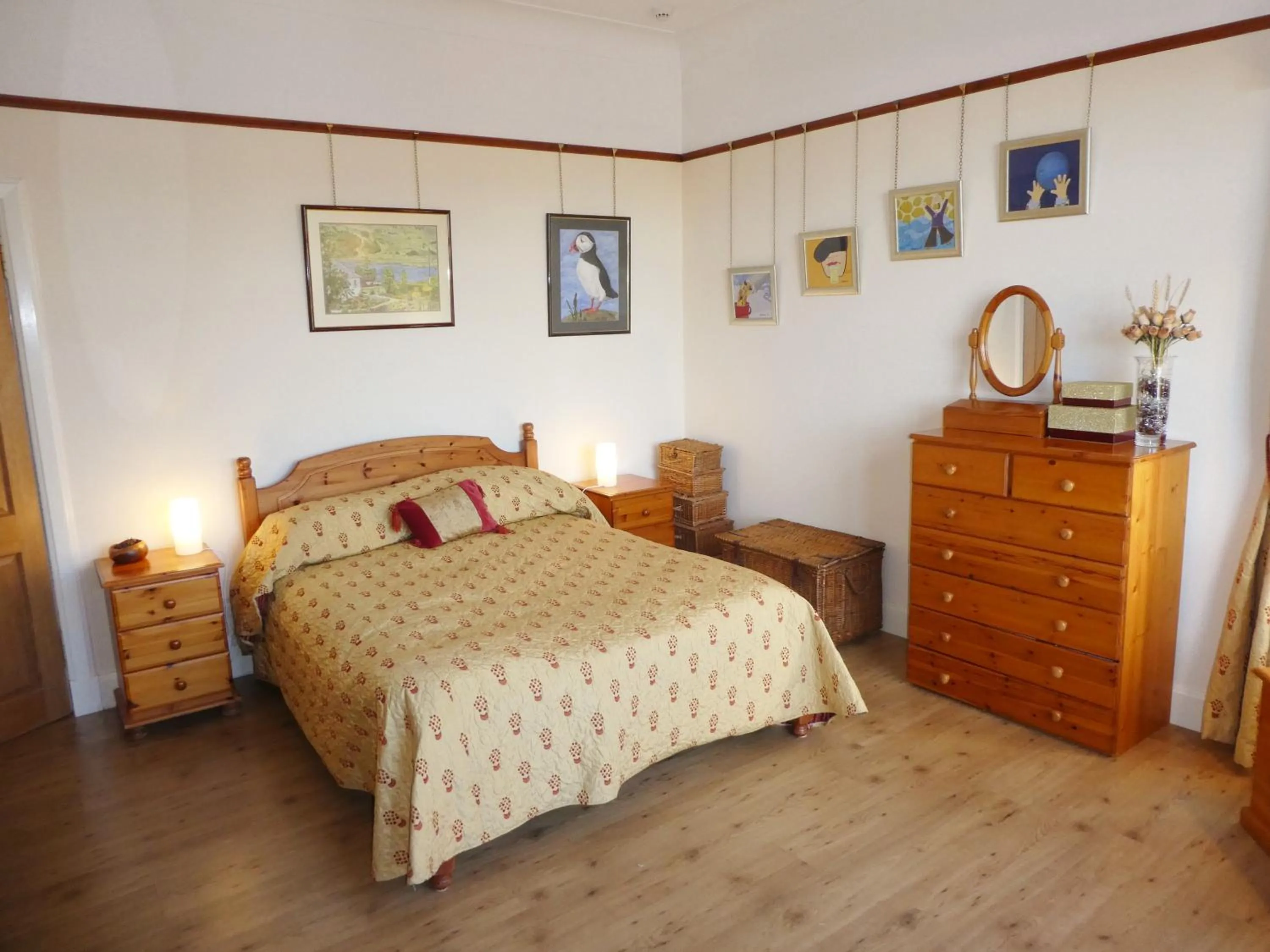 Photo of the whole room, Bed in The Cairn Residence