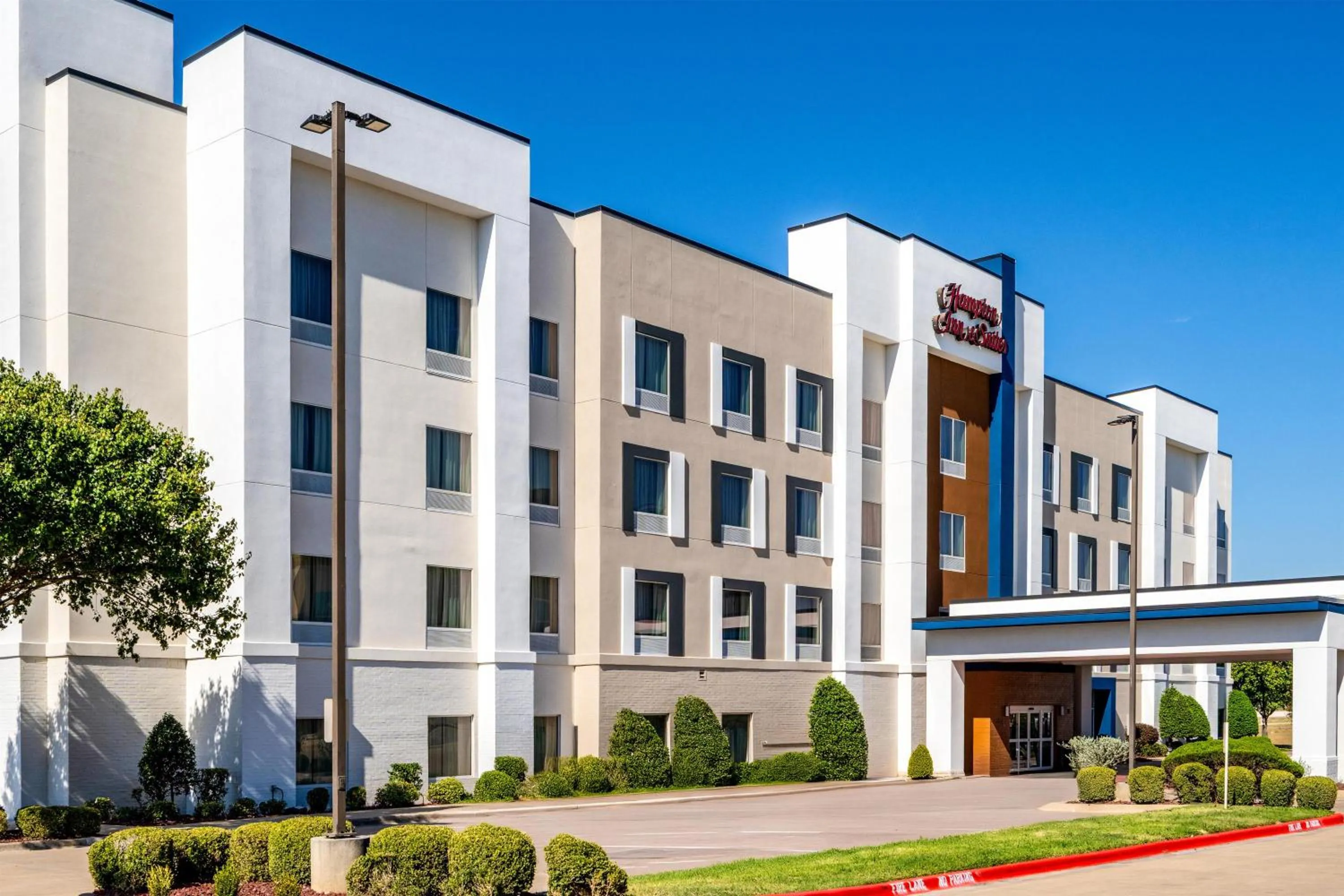 Property building in Hampton Inn and Suites Waxahachie