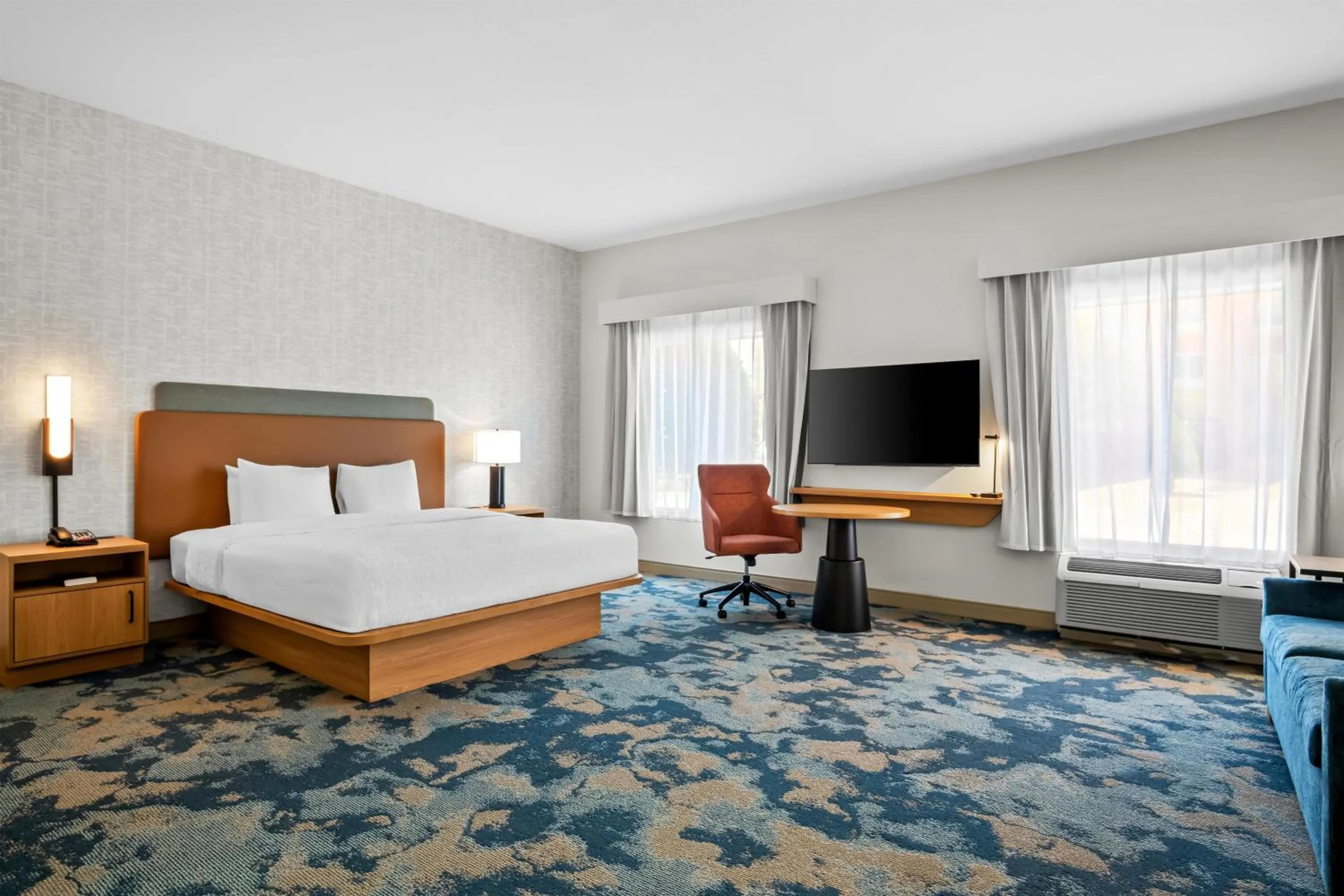 Bed in Hampton Inn and Suites Waxahachie