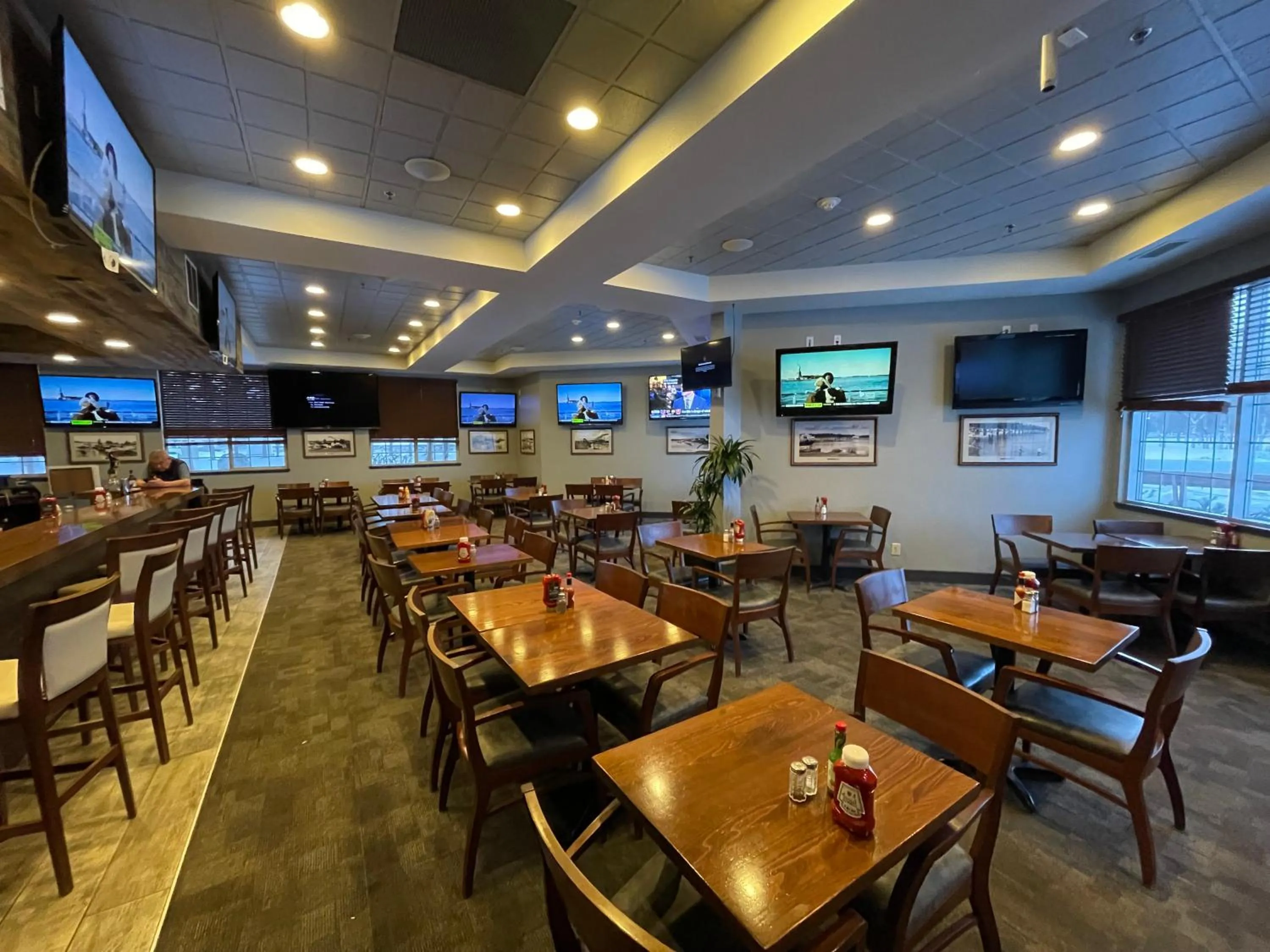 Restaurant/places to eat in Coast Inn at Lake Hood