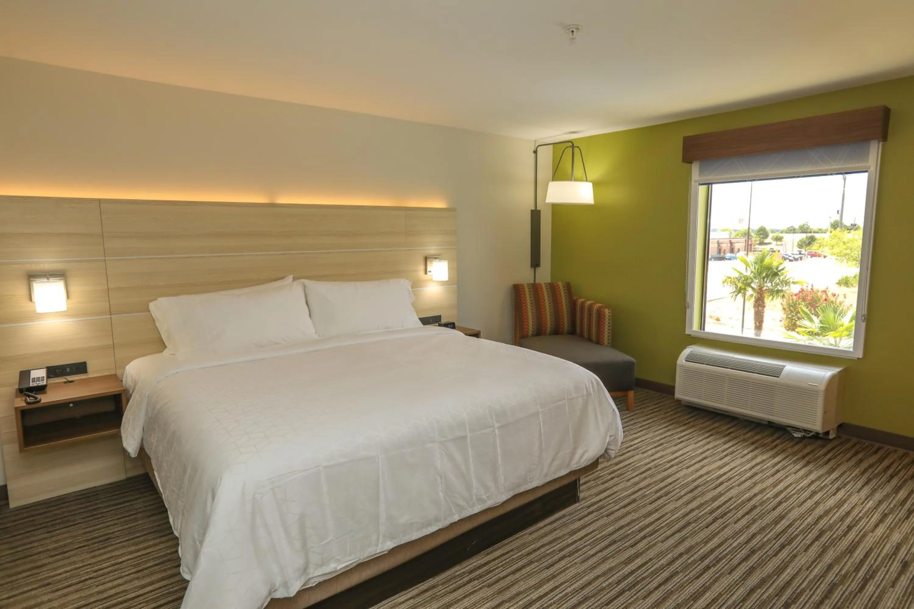 Bedroom, Bed in Holiday Inn Express Hillsboro I-35 by IHG