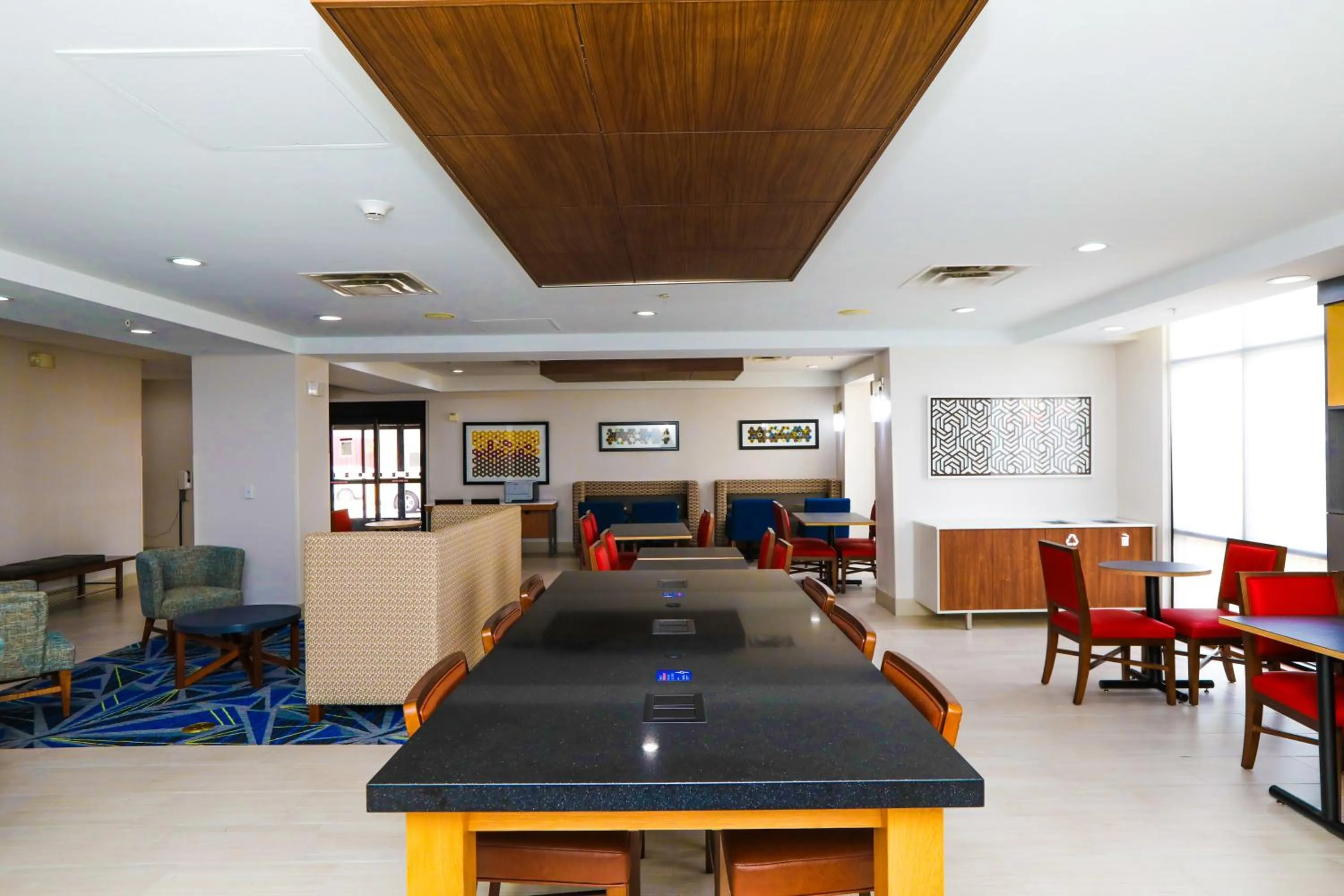 Restaurant/places to eat in Holiday Inn Express Hillsboro I-35 by IHG