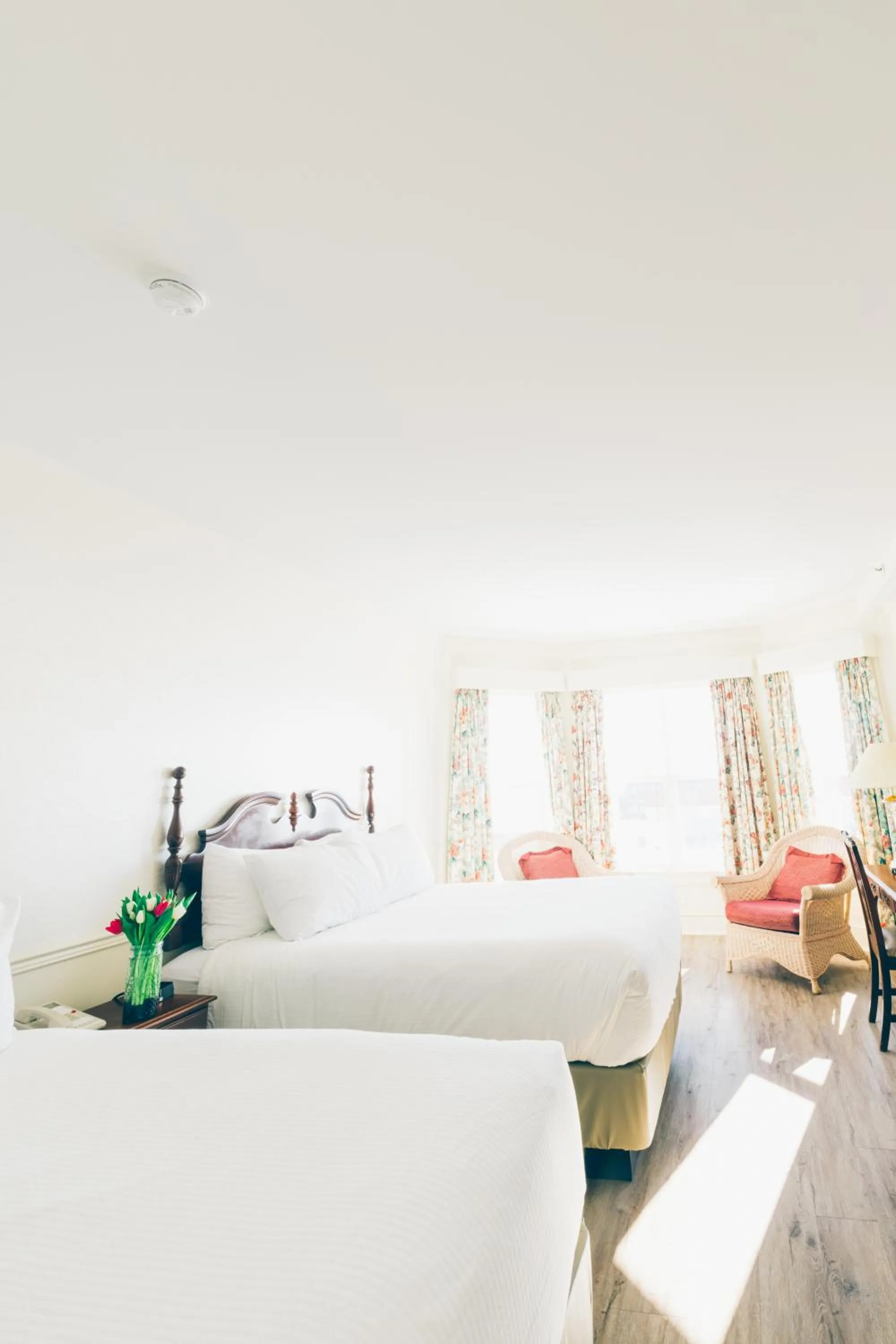 Bed in The Loyalist Country Inn & Conference Centre