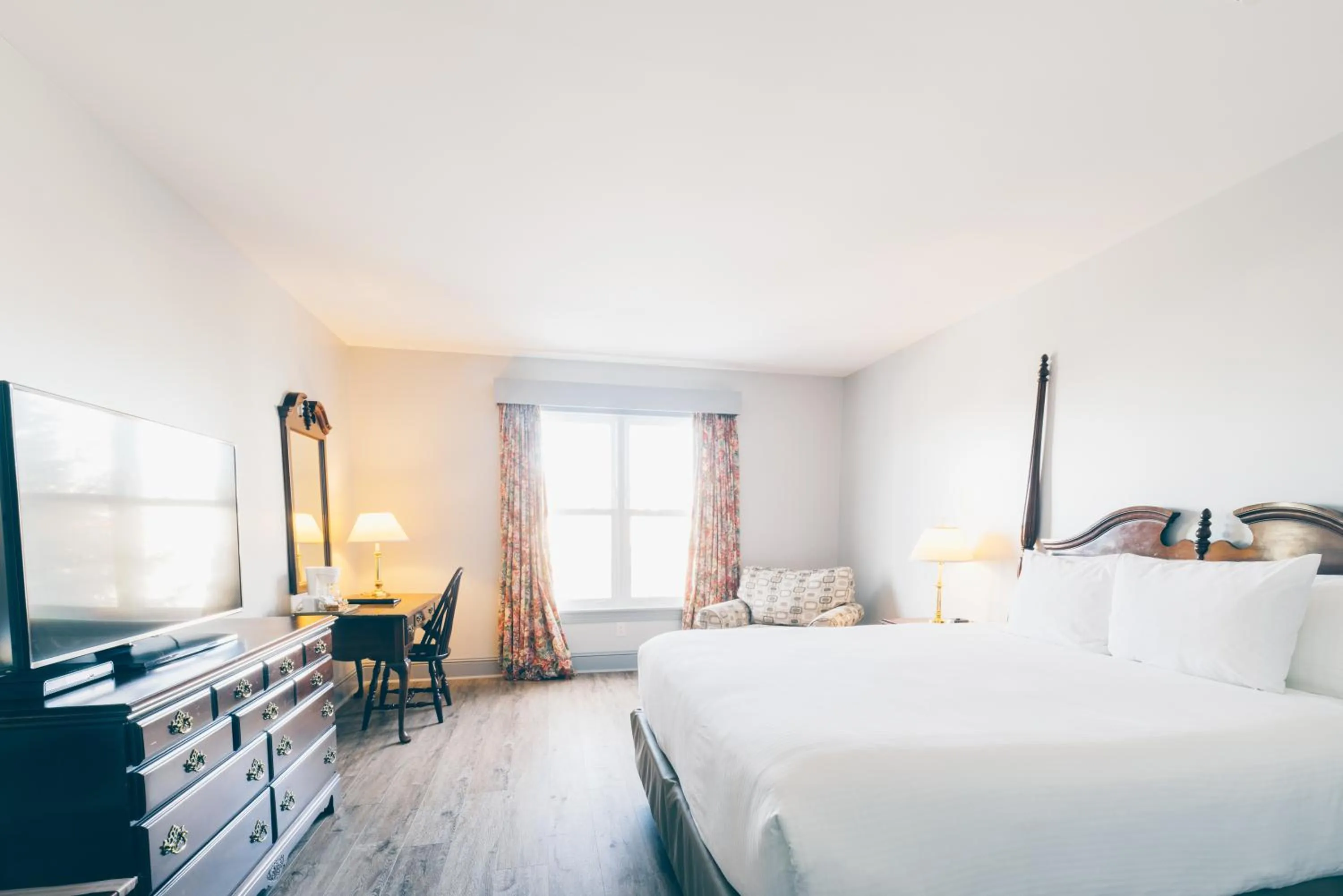 Bed in The Loyalist Country Inn & Conference Centre