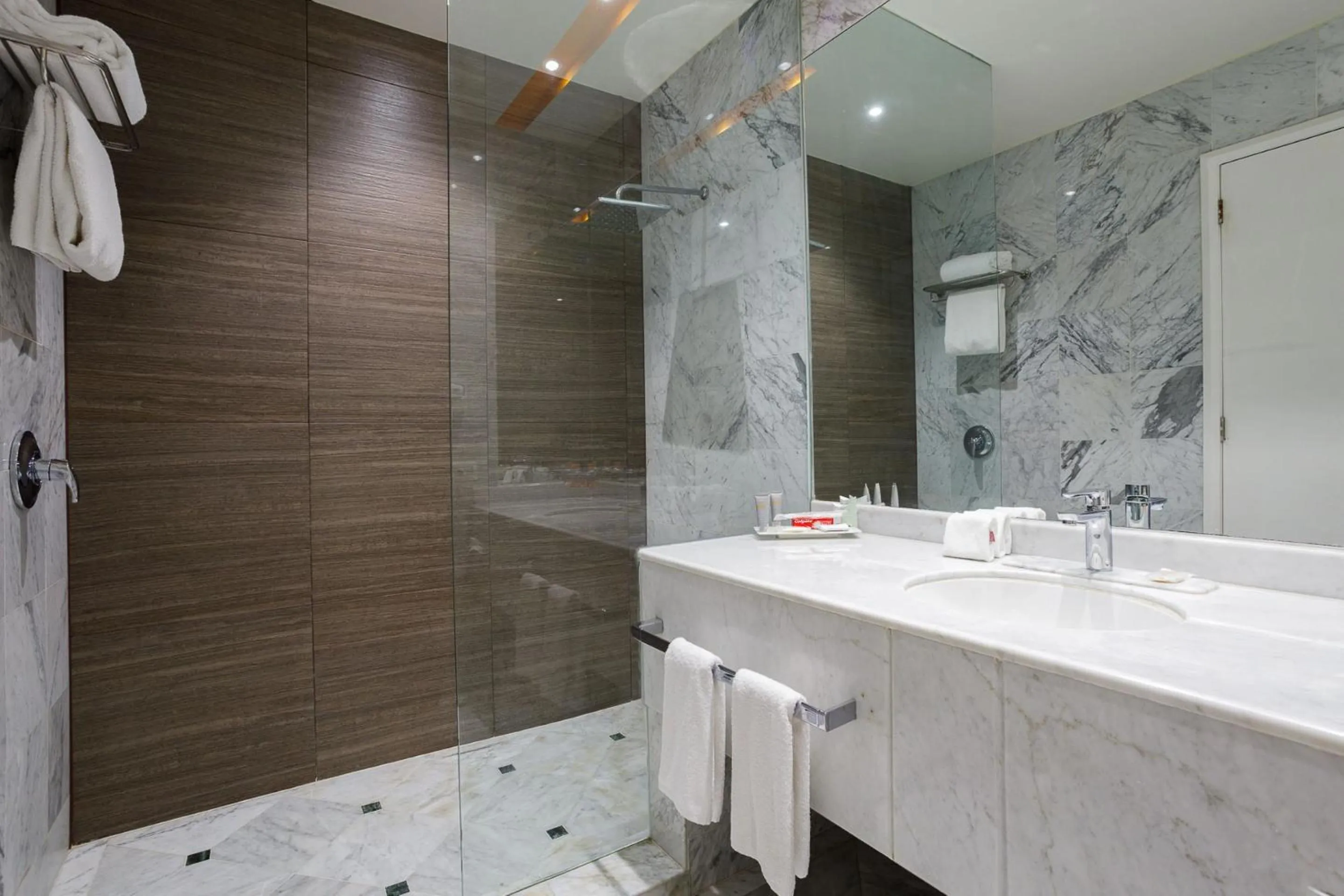 Photo of the whole room in Real Inn Tijuana by Camino Real Hoteles