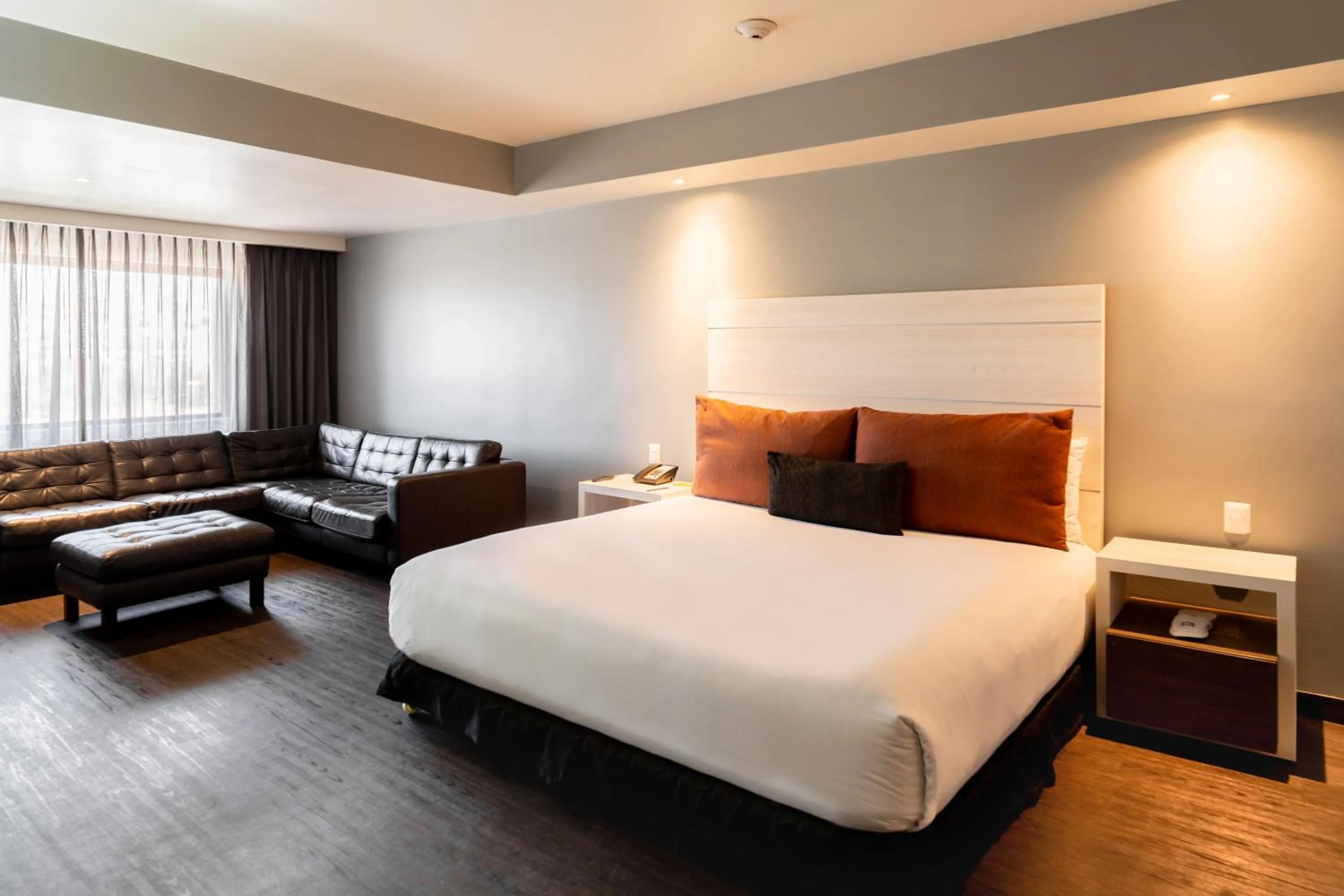 Bed in Real Inn Tijuana by Camino Real Hoteles