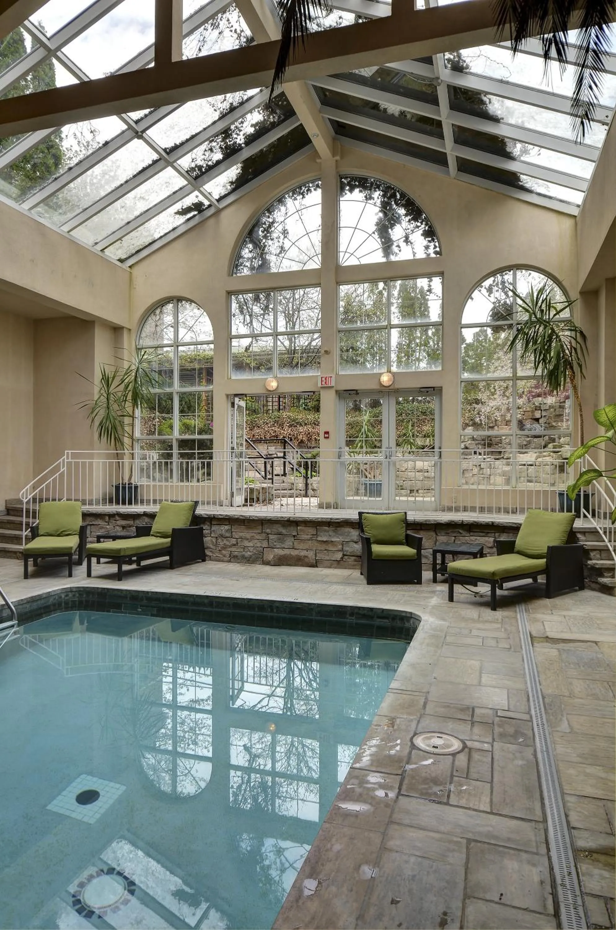 Swimming pool in Queens Landing