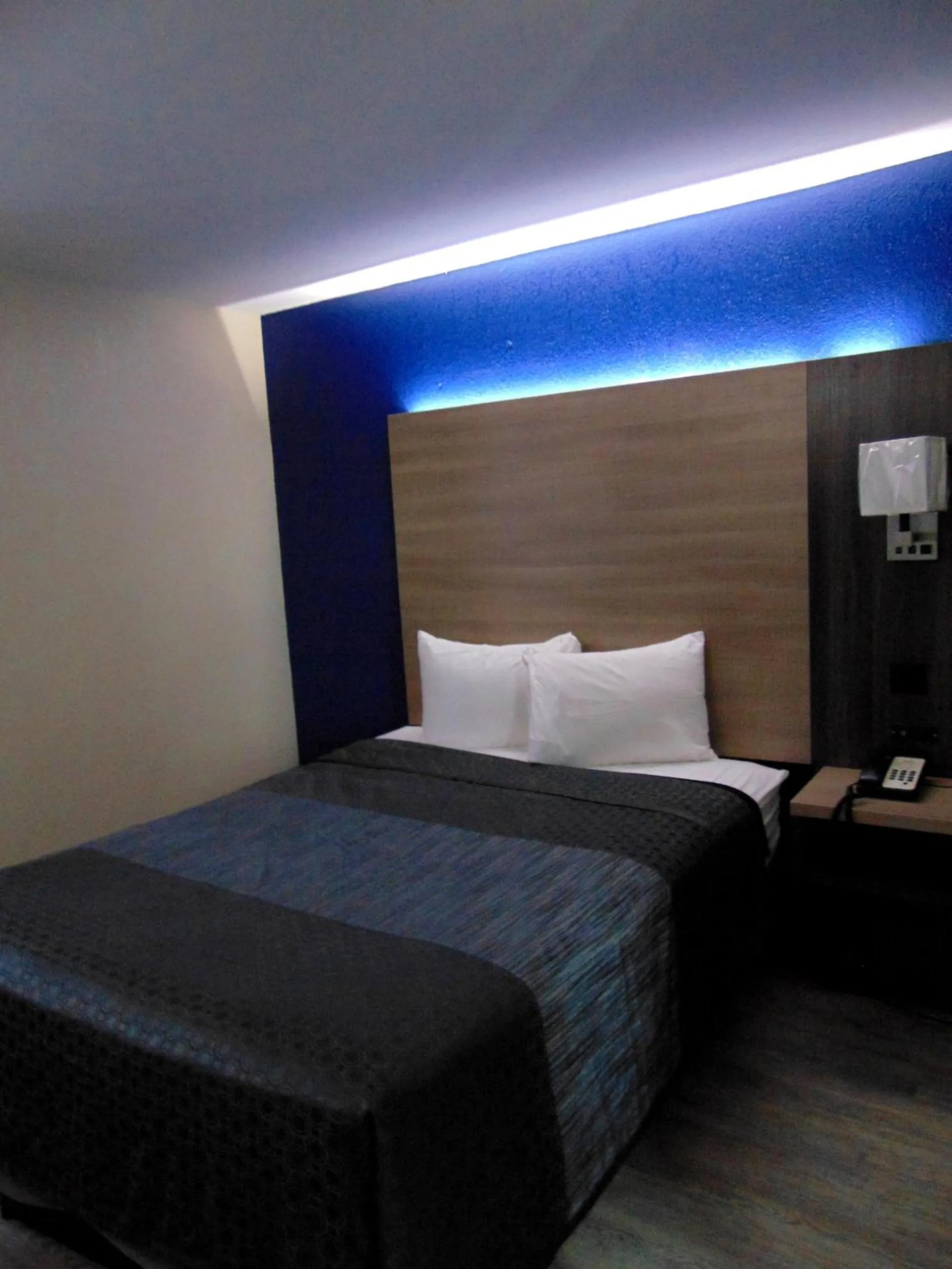 Bed in Somatel Nashville Airport