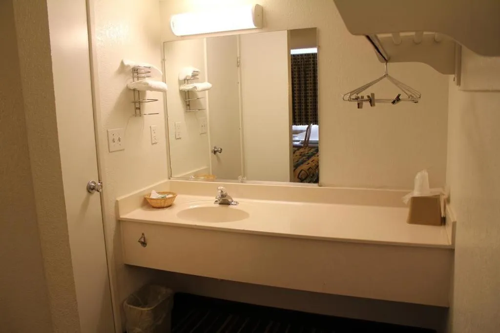 Bathroom in Somatel Nashville Airport