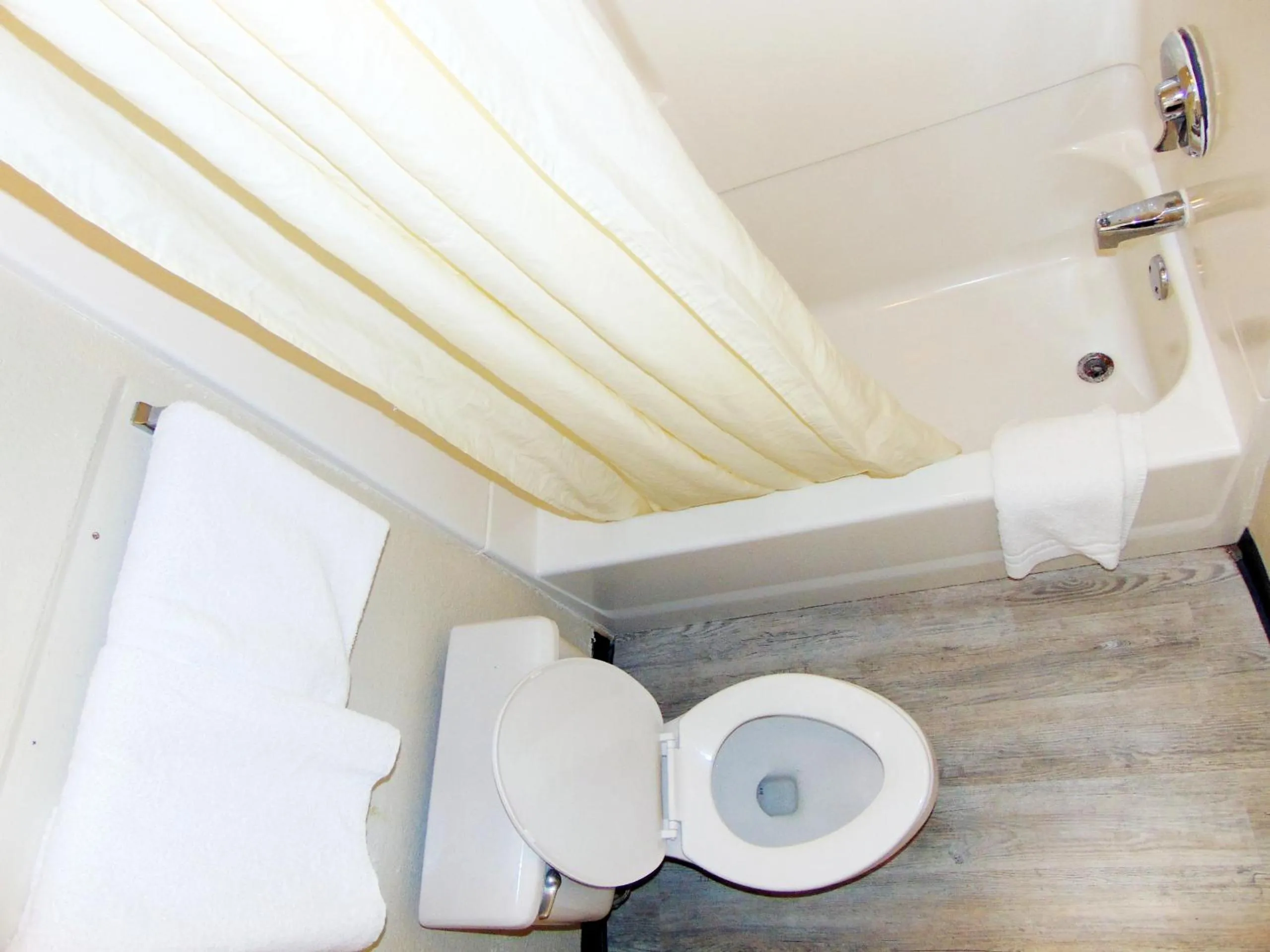 Bathroom in Somatel Nashville Airport