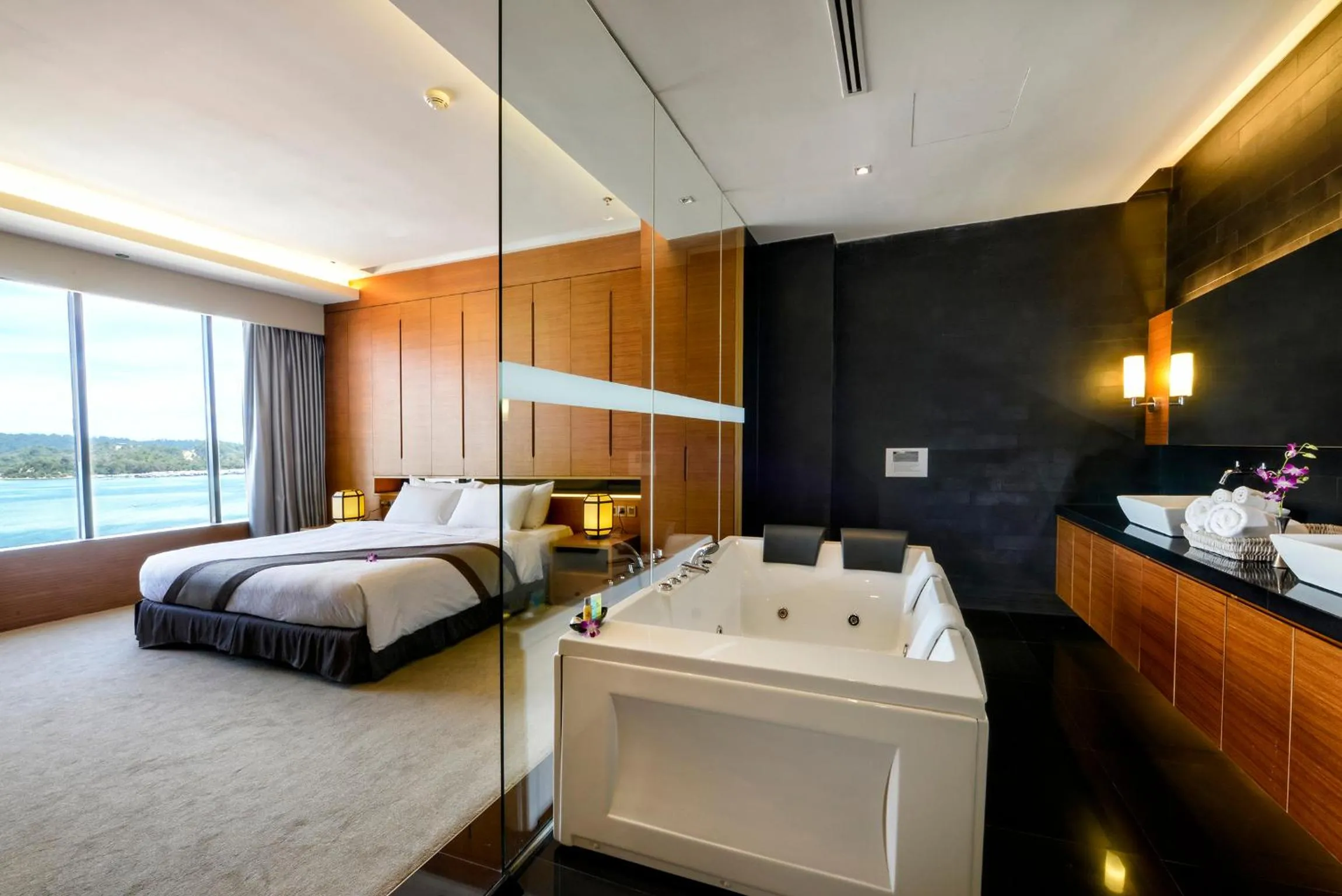 Bathroom, Bed in Horizon Hotel