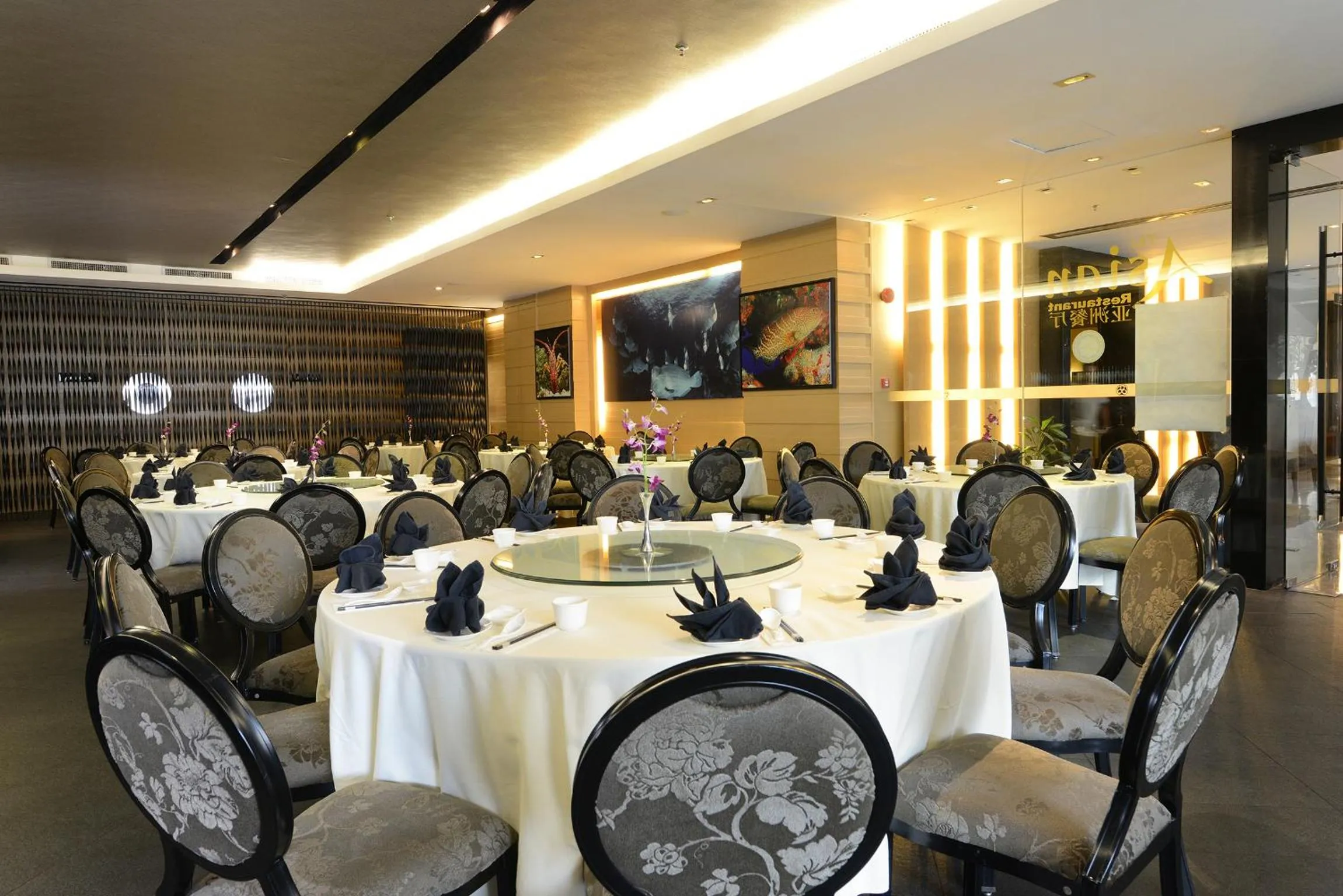 Restaurant/places to eat in Horizon Hotel