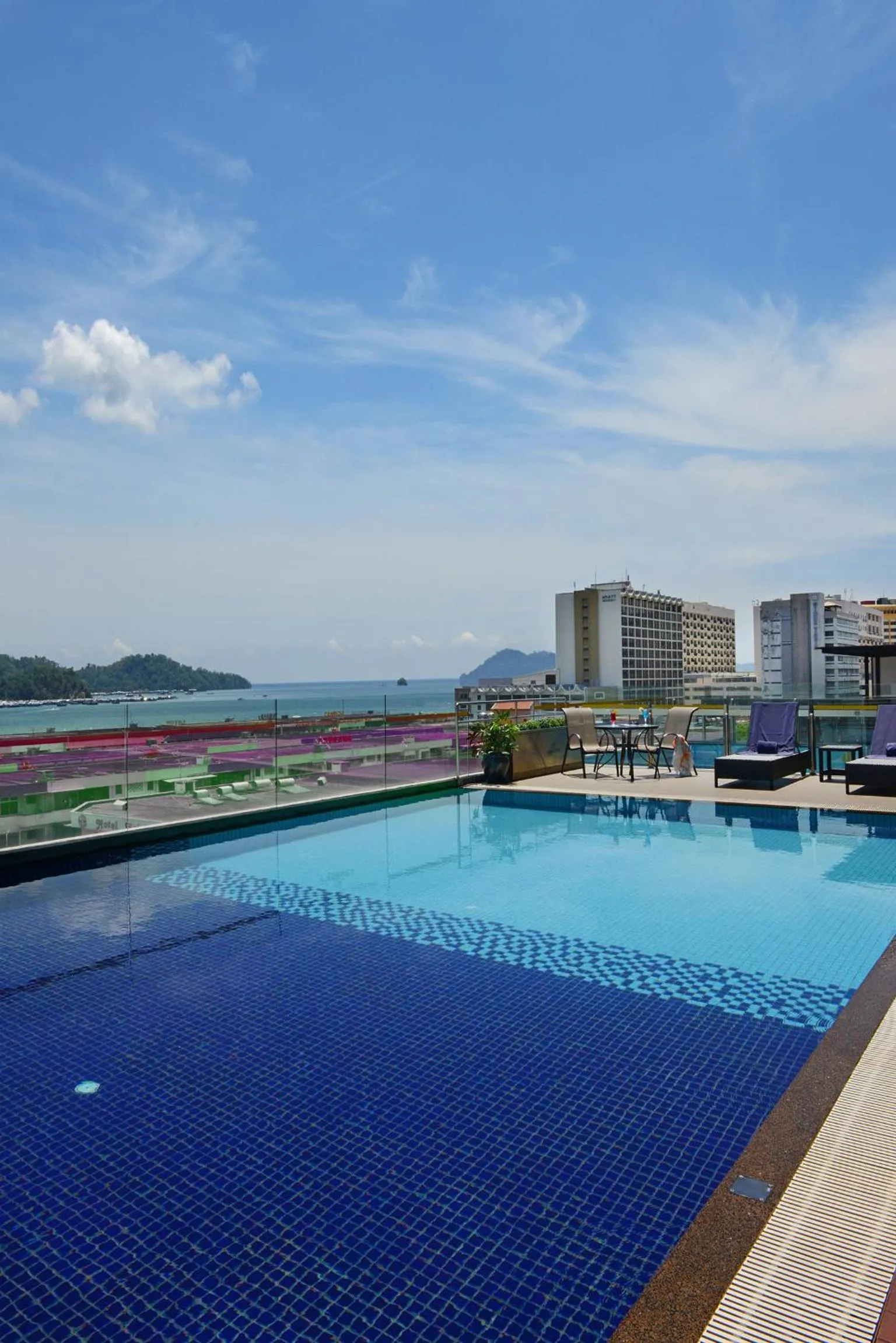 Swimming pool in Horizon Hotel