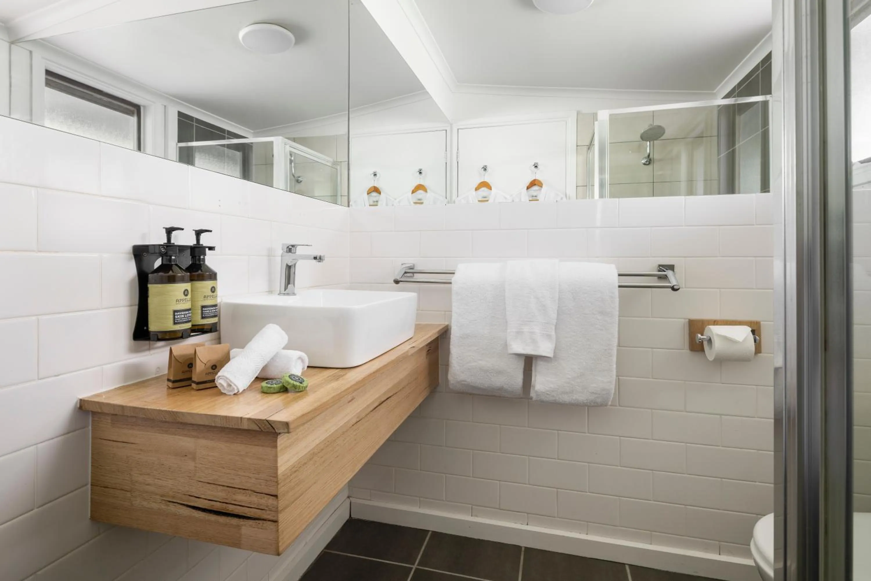 Shower in Mineral Springs Hotel Hepburn