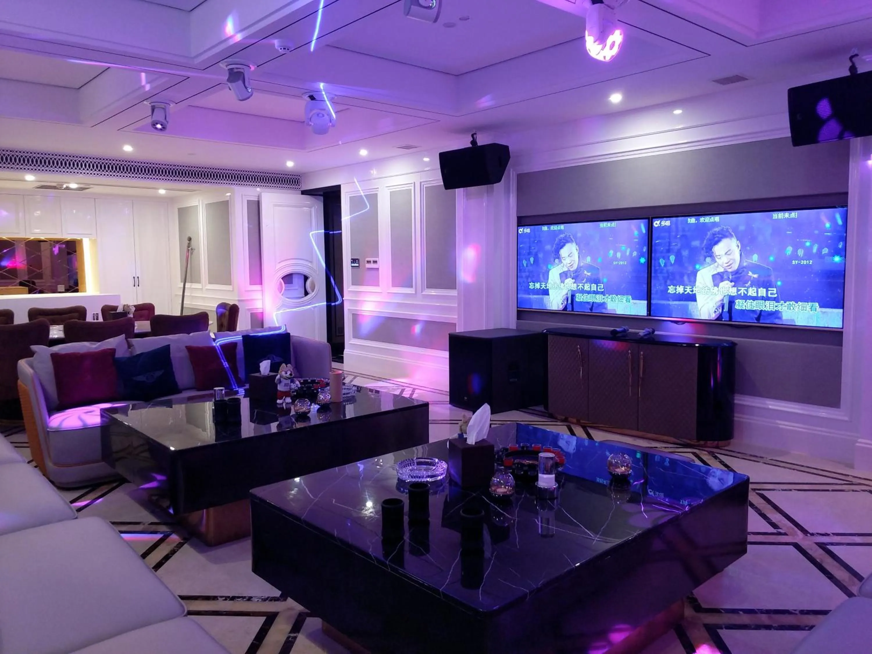 Lounge or bar in InterContinental One Thousand Island Lake Resort, an IHG Hotel