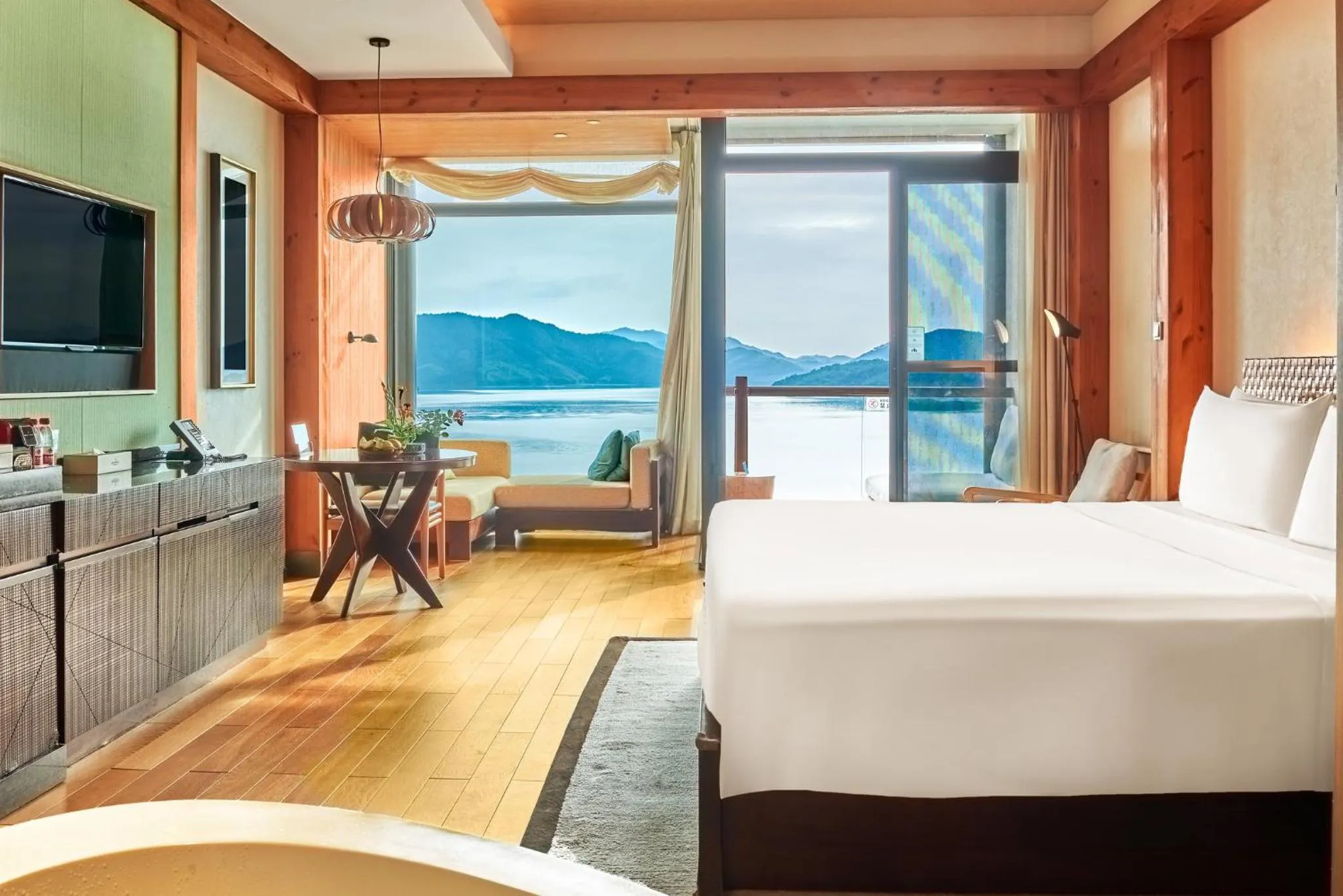 Photo of the whole room, Bed in InterContinental One Thousand Island Lake Resort, an IHG Hotel