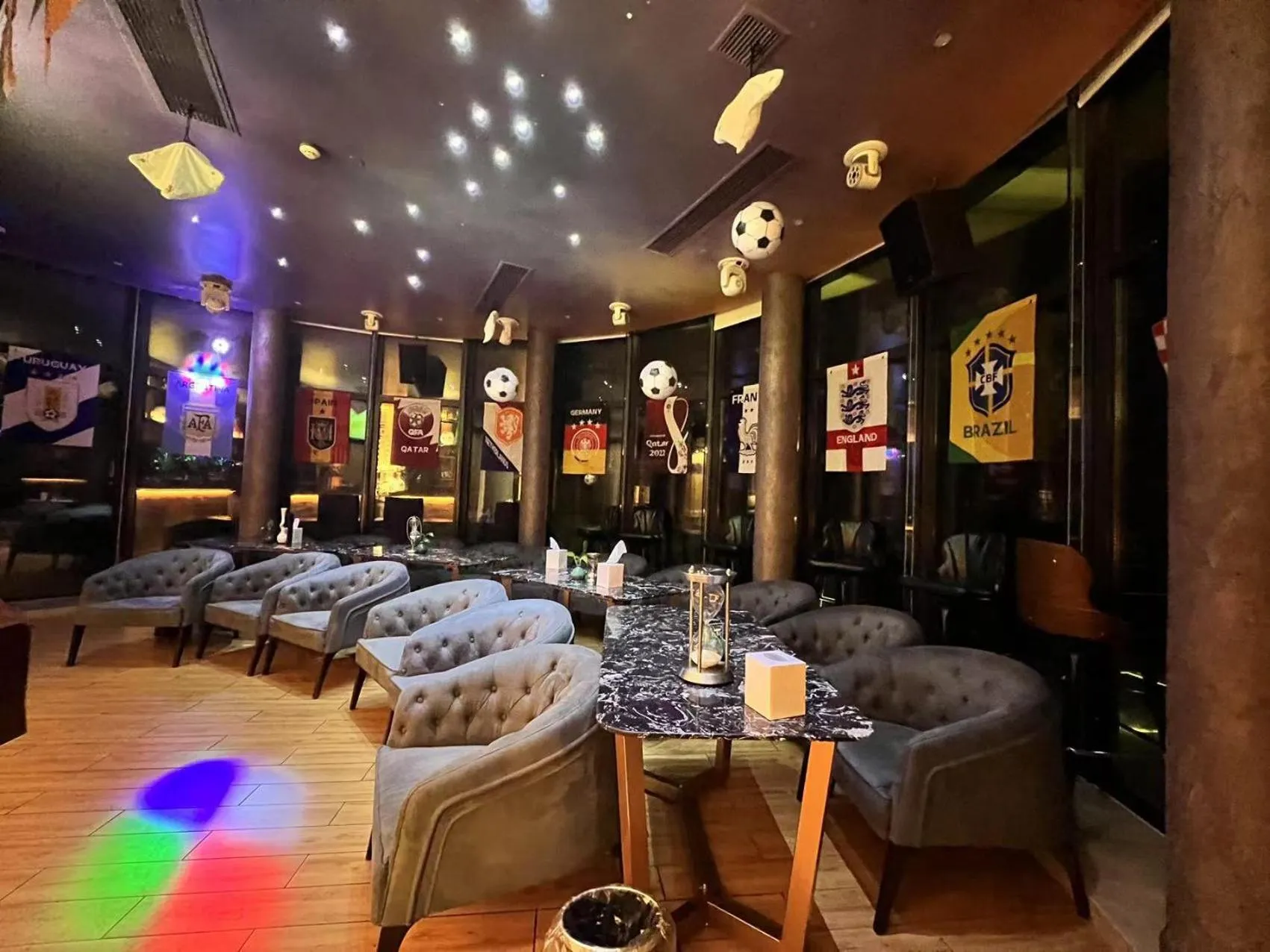 Lounge or bar in InterContinental One Thousand Island Lake Resort, an IHG Hotel