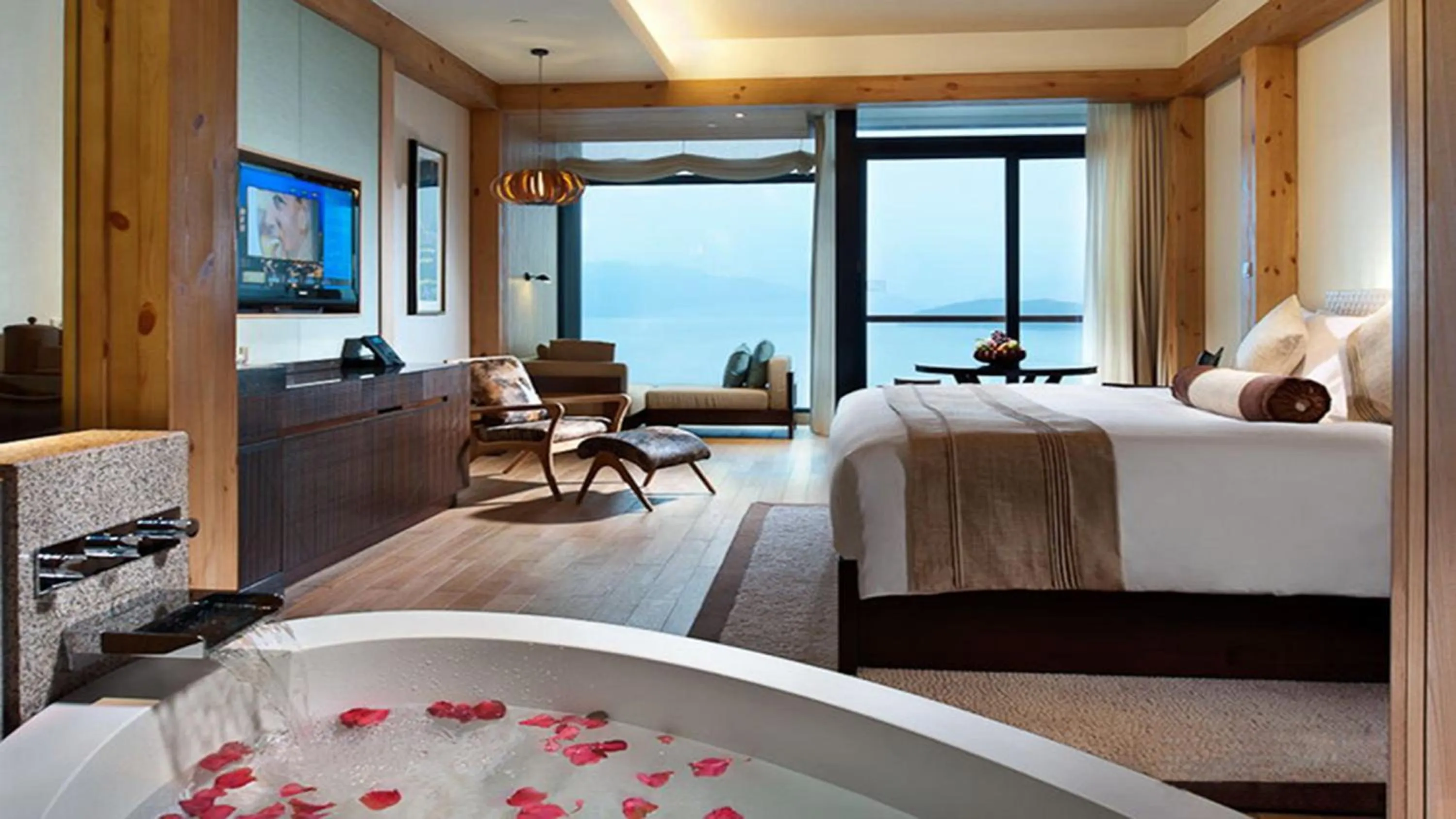 Photo of the whole room, Bed in InterContinental One Thousand Island Lake Resort, an IHG Hotel