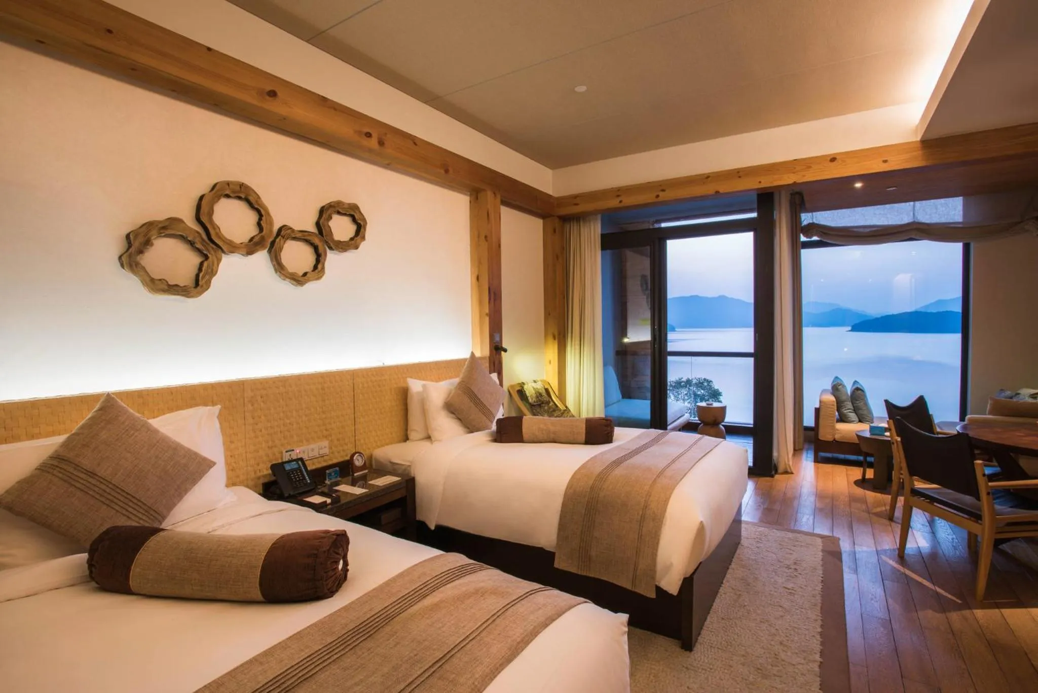 Photo of the whole room, Bed in InterContinental One Thousand Island Lake Resort, an IHG Hotel