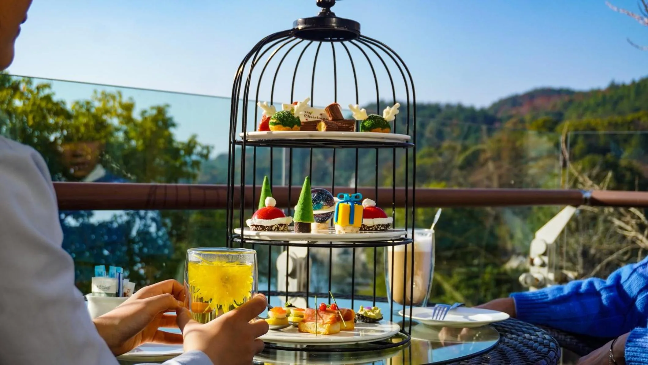 Lounge or bar in InterContinental One Thousand Island Lake Resort, an IHG Hotel