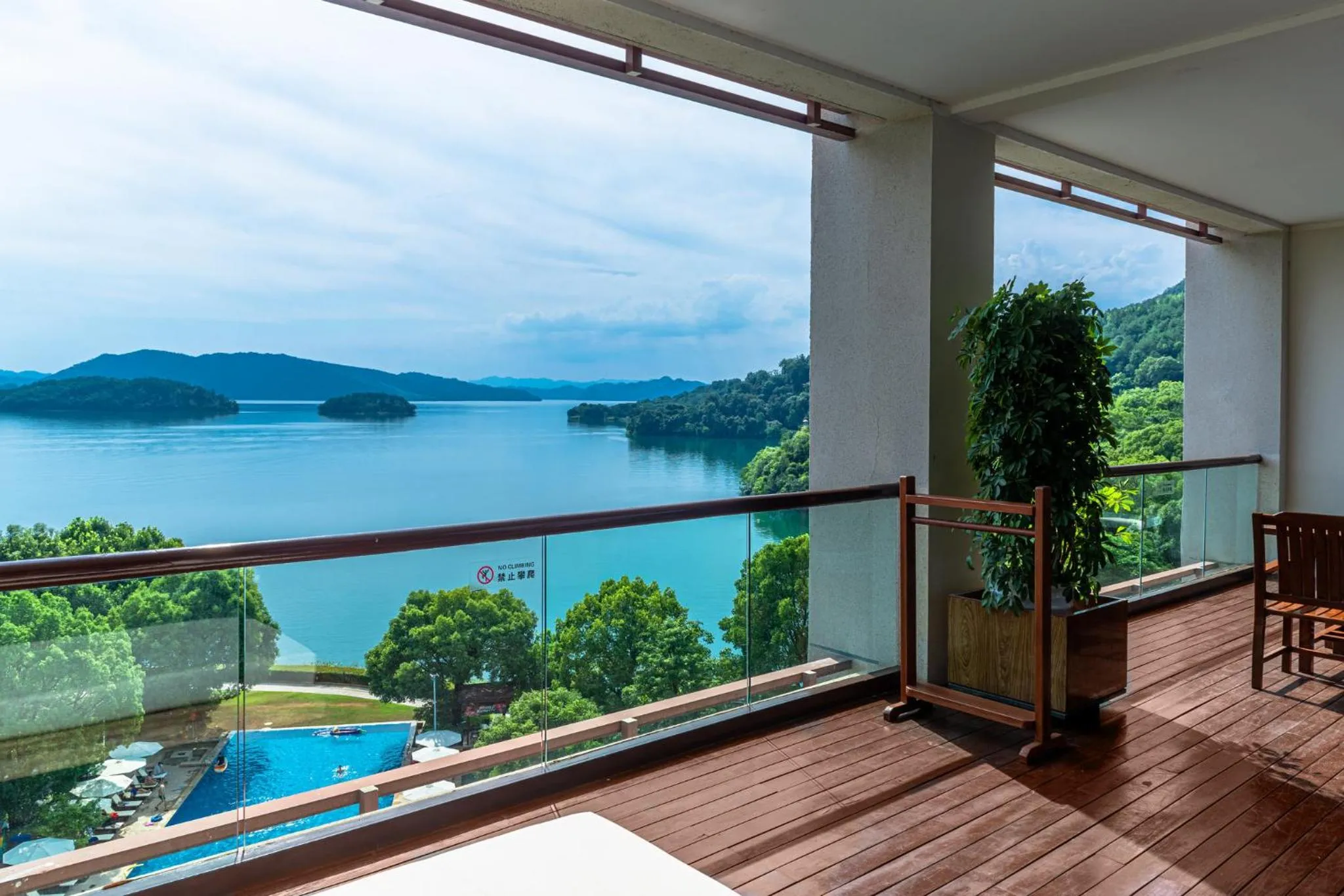 Photo of the whole room in InterContinental One Thousand Island Lake Resort, an IHG Hotel