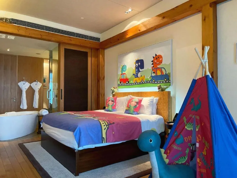 Bed in InterContinental One Thousand Island Lake Resort, an IHG Hotel