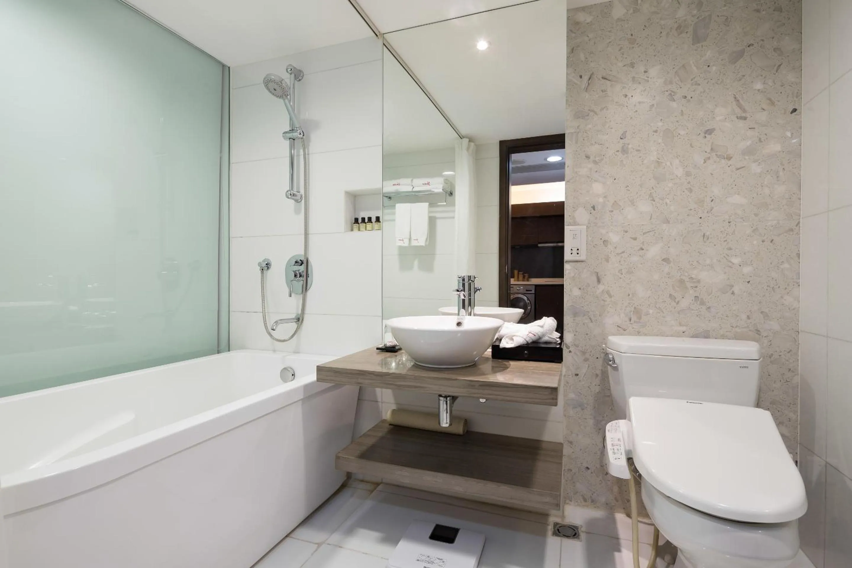 Toilet in 广州友和酒店Yuwa Hotel-Free Shuttle Bus to Canton Fair Complex DuringCanton Fair Period