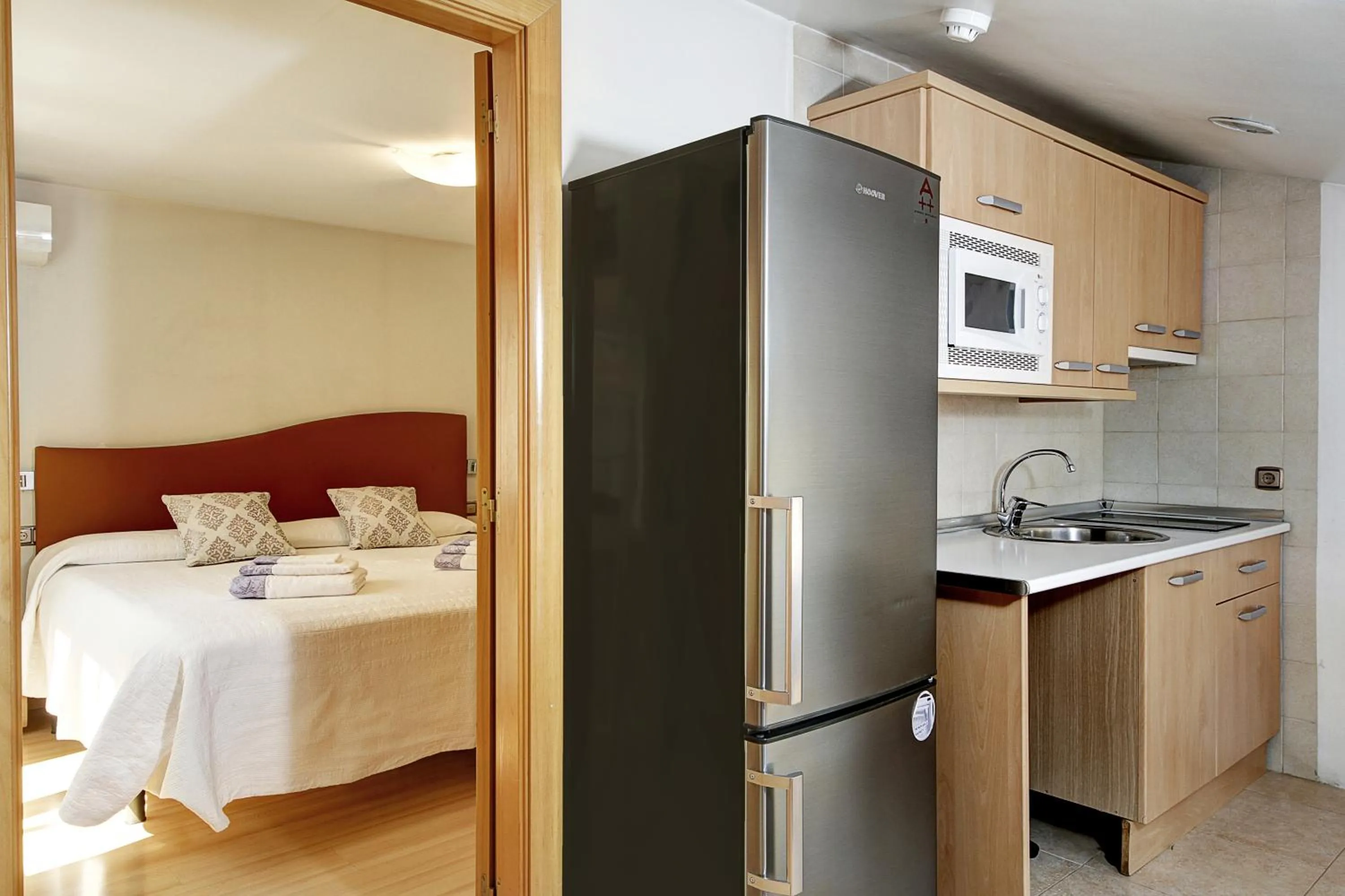 Kitchen or kitchenette, Bed in Apartamentos Turísticos Centro