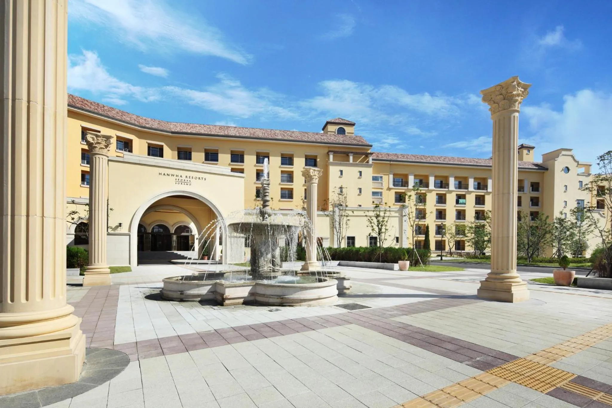 Facade/entrance in Hanwha Resort Seorak Sorano