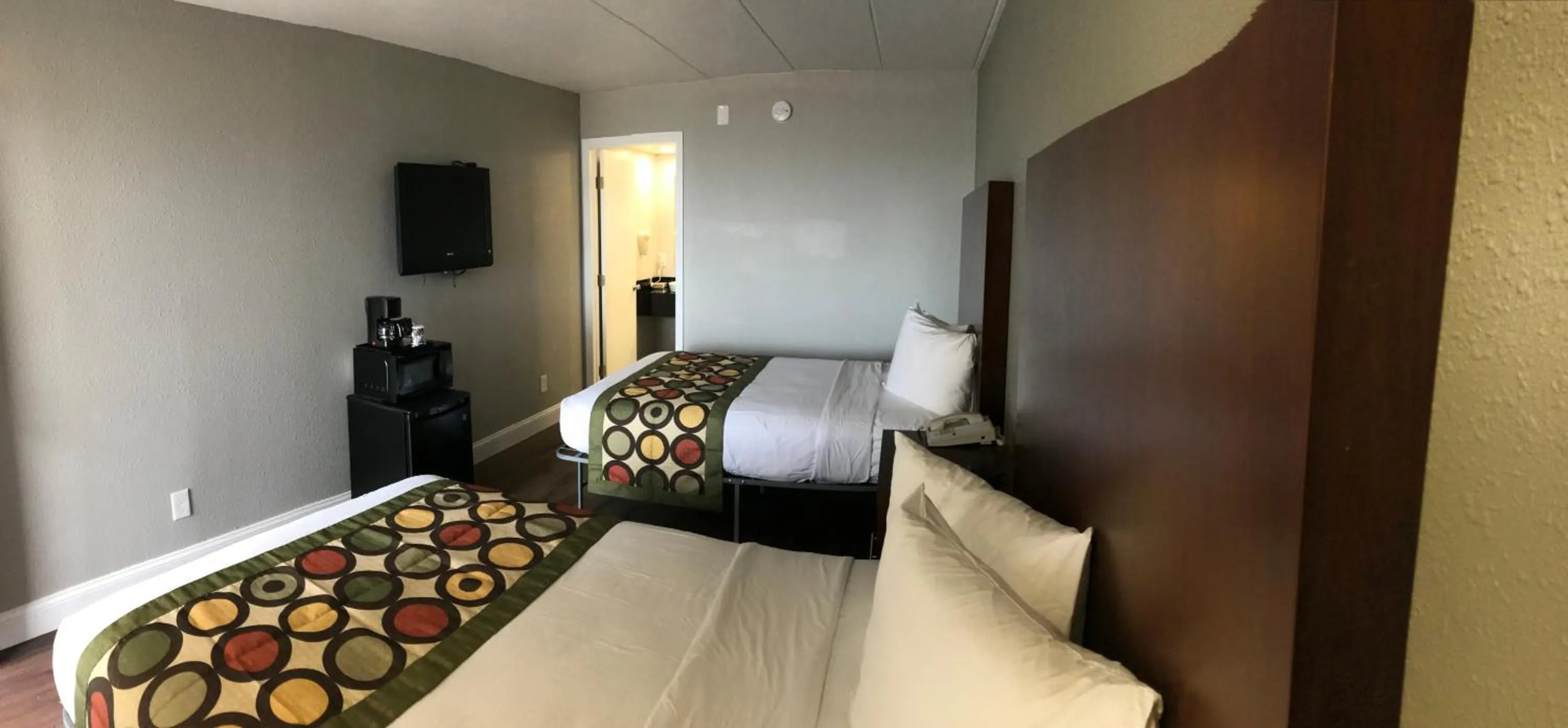 Photo of the whole room, Bed in Ocean's 24