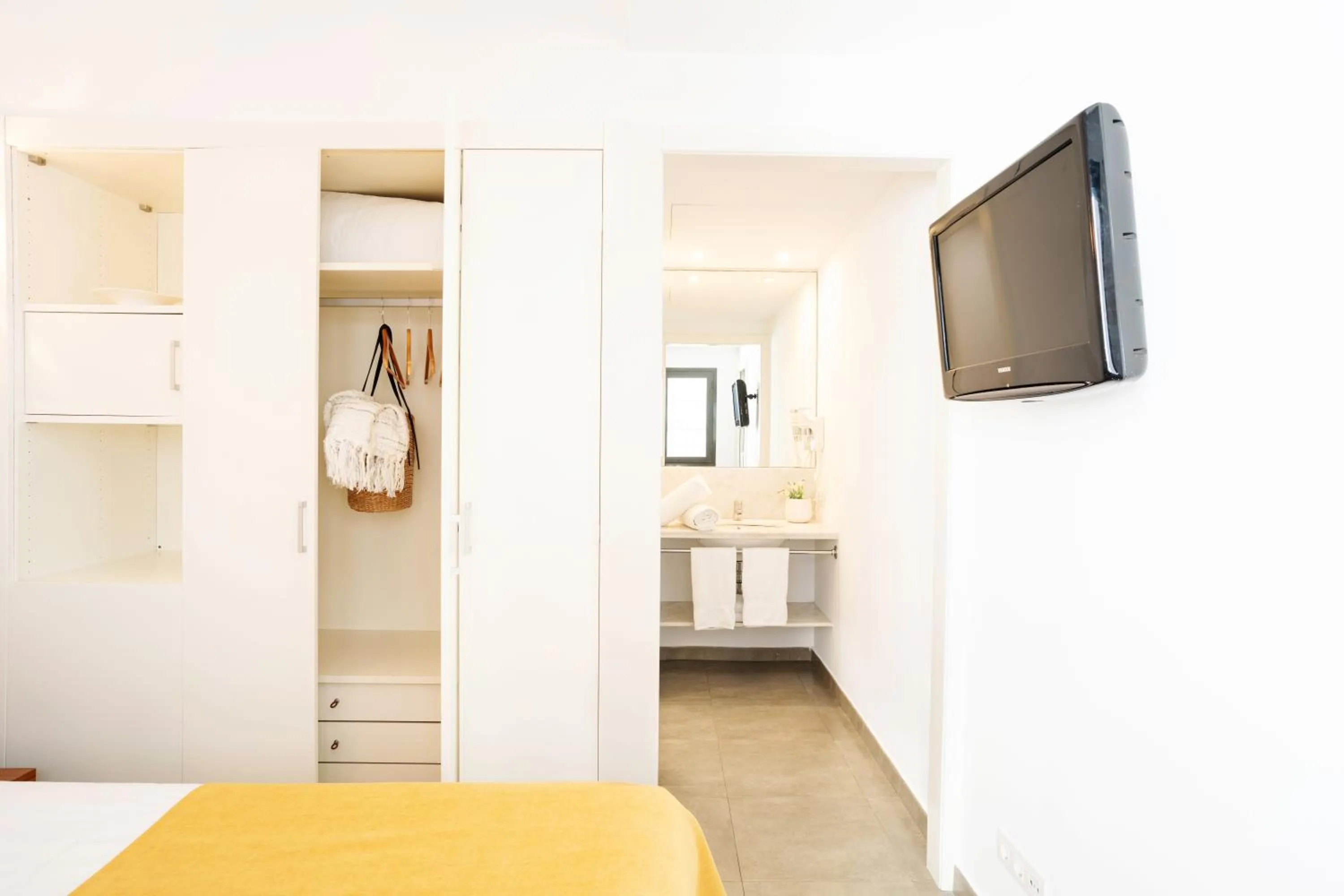 Photo of the whole room, Bed in Ona Living Barcelona