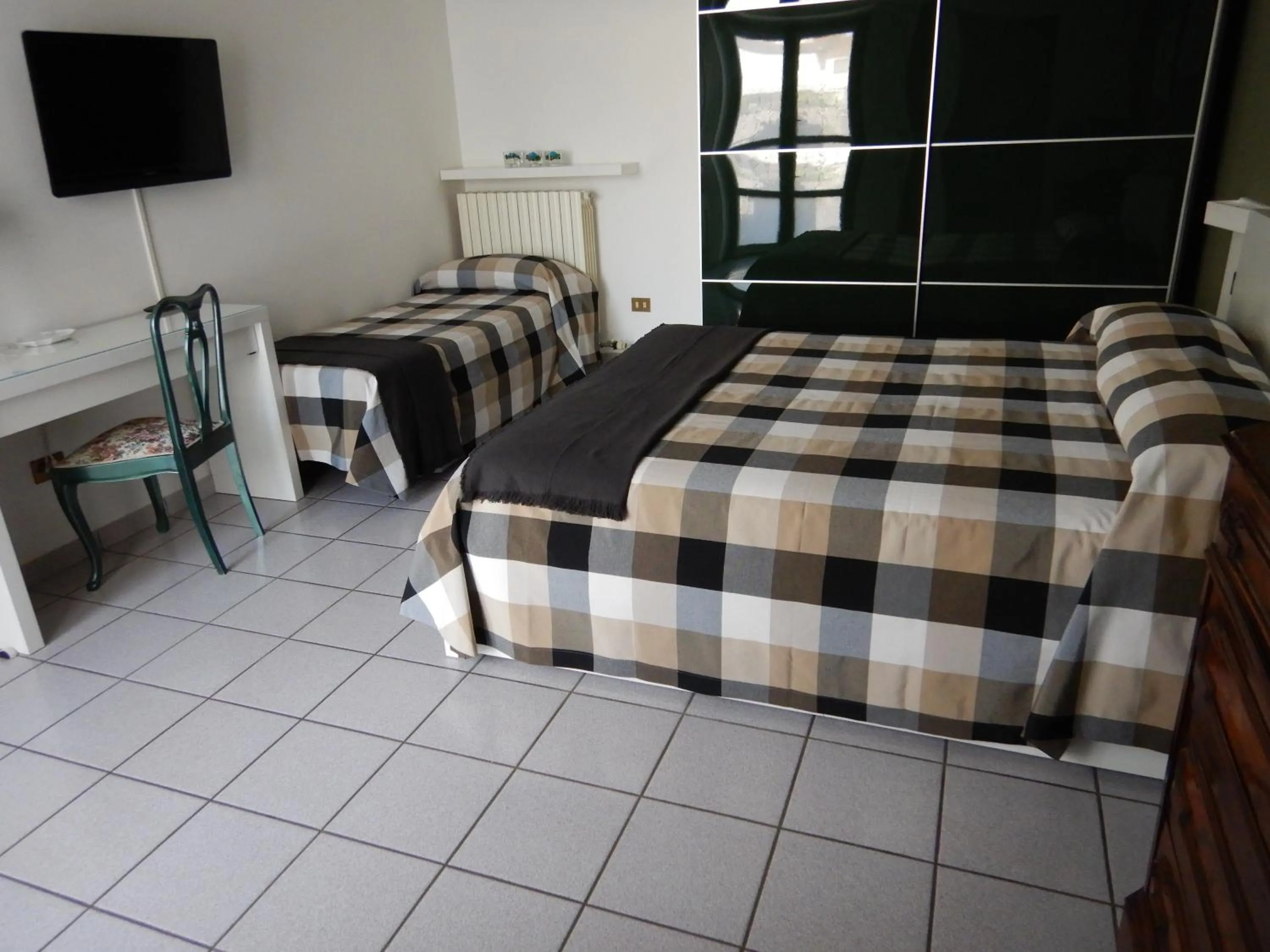 Photo of the whole room, Bed in 3per3