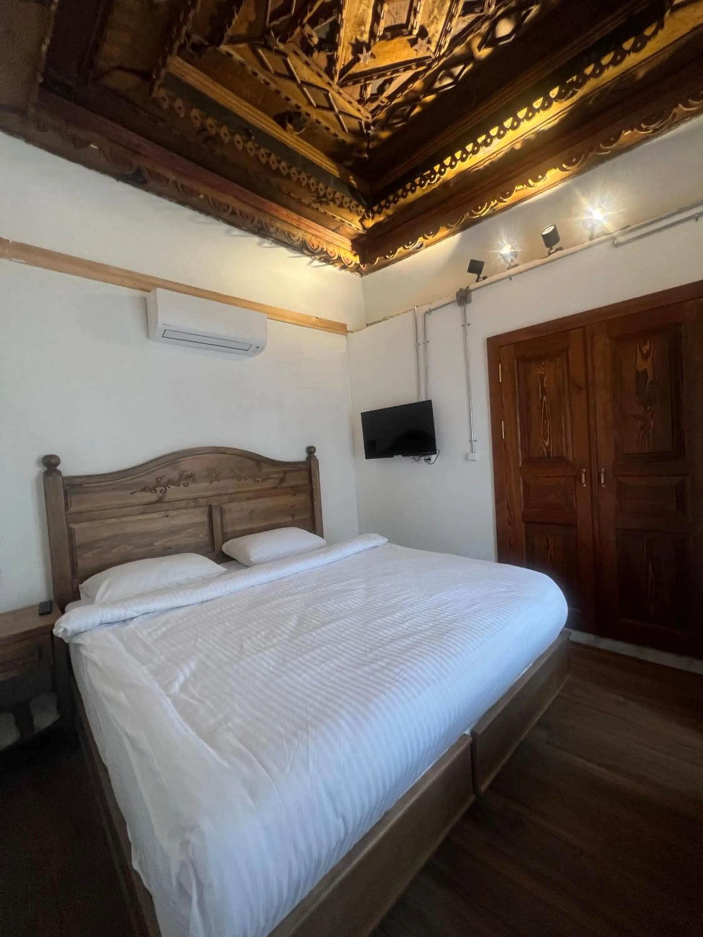 Bed in Ziyagil Konağı