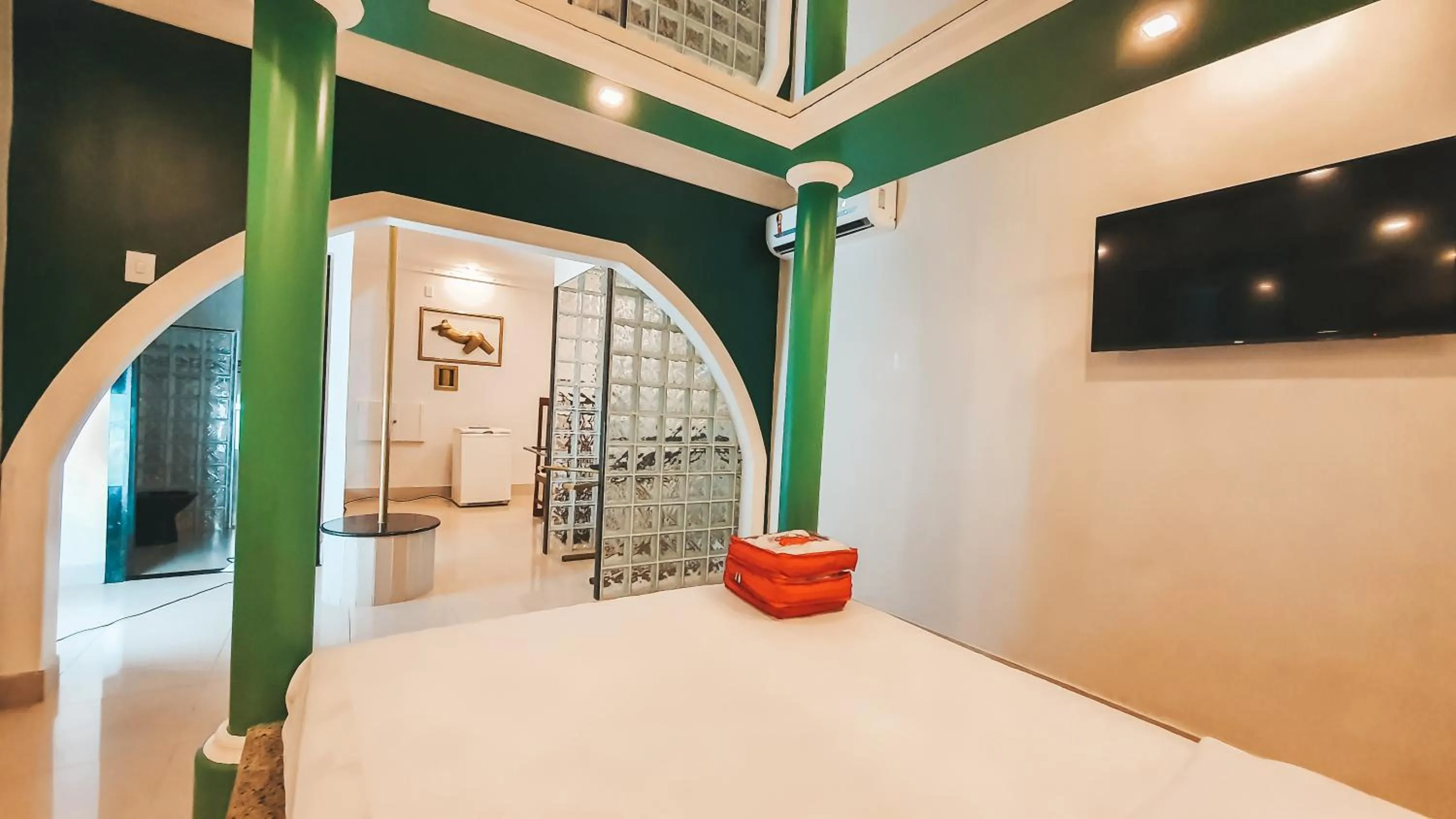 Bed in Shopping Motel