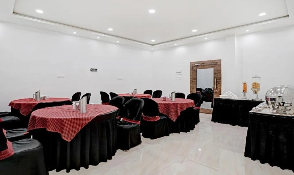 Restaurant/places to eat in Hotel Varsha Palace