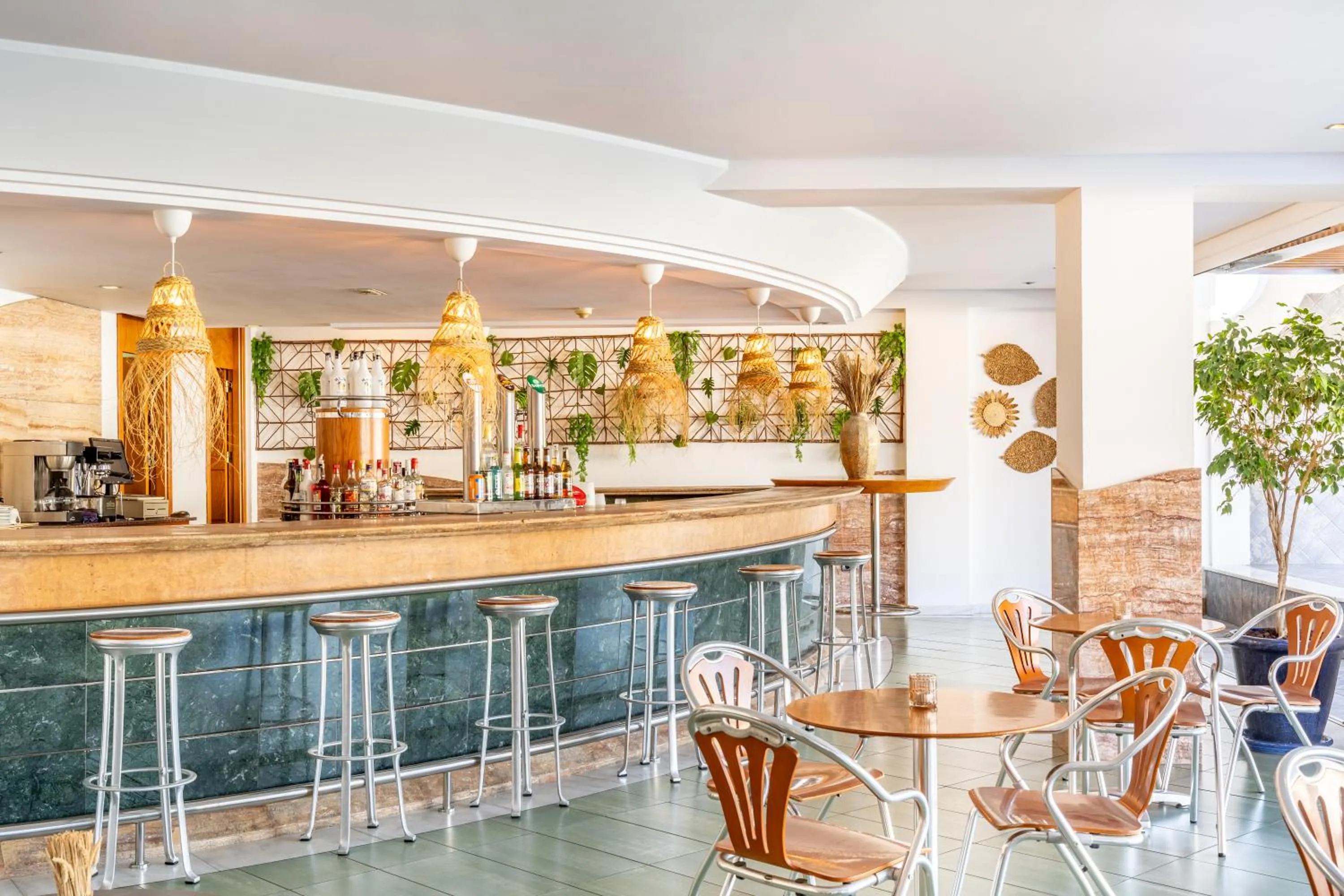 Lounge or bar in Apartamentos Cabau Cala Nova