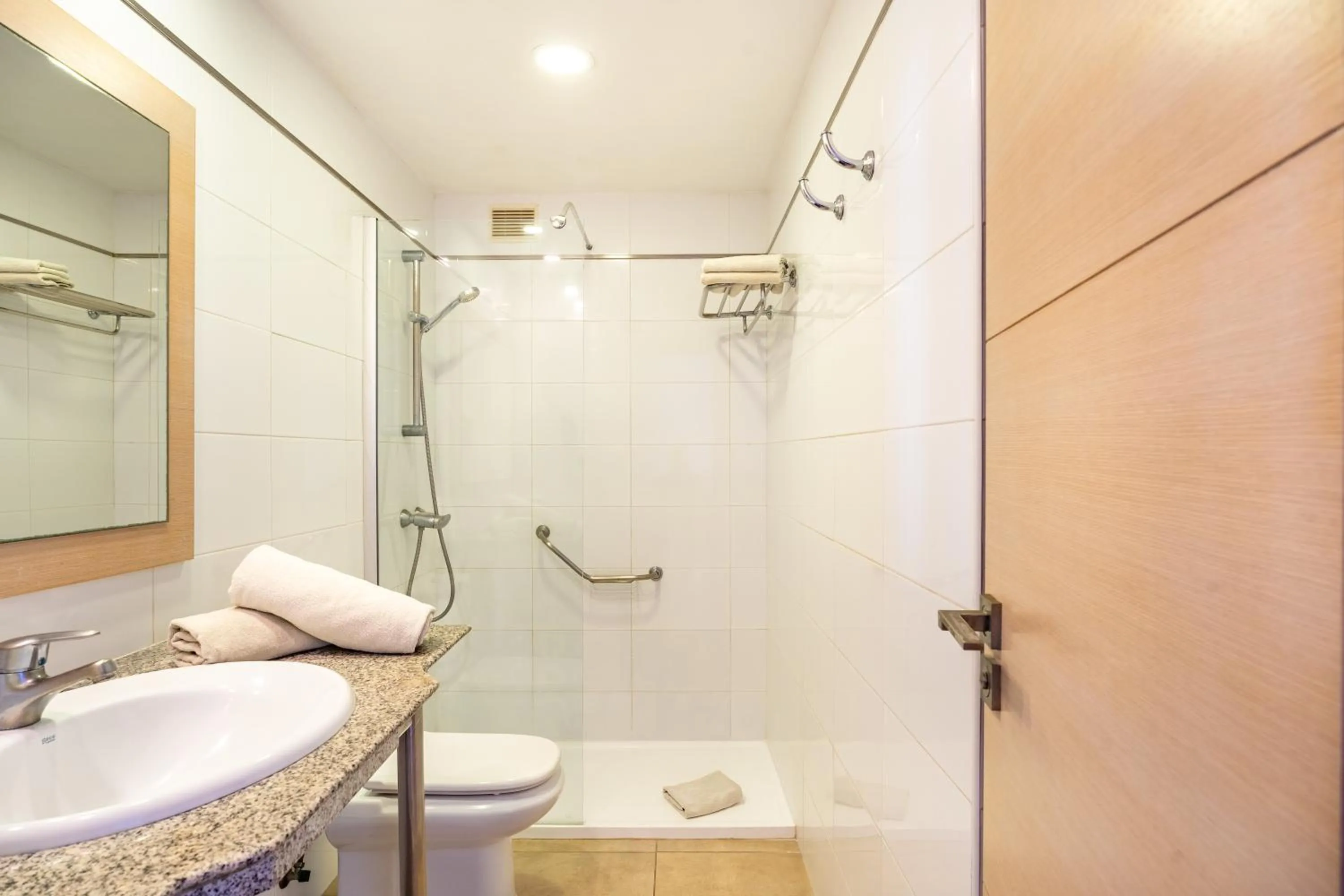 Shower in Apartamentos Cabau Cala Nova